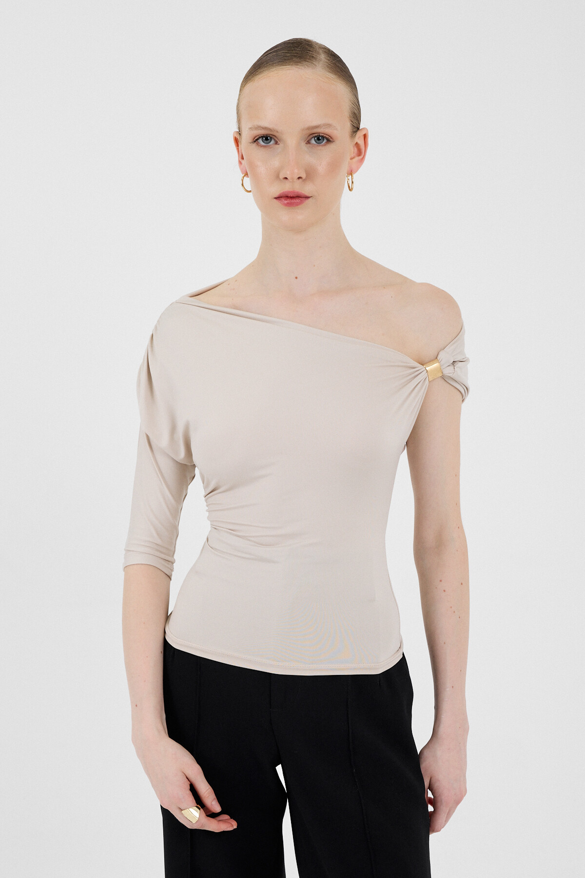 Bej Omuz Aksesuar Detaylı Yarım Kol Bluz 2490 