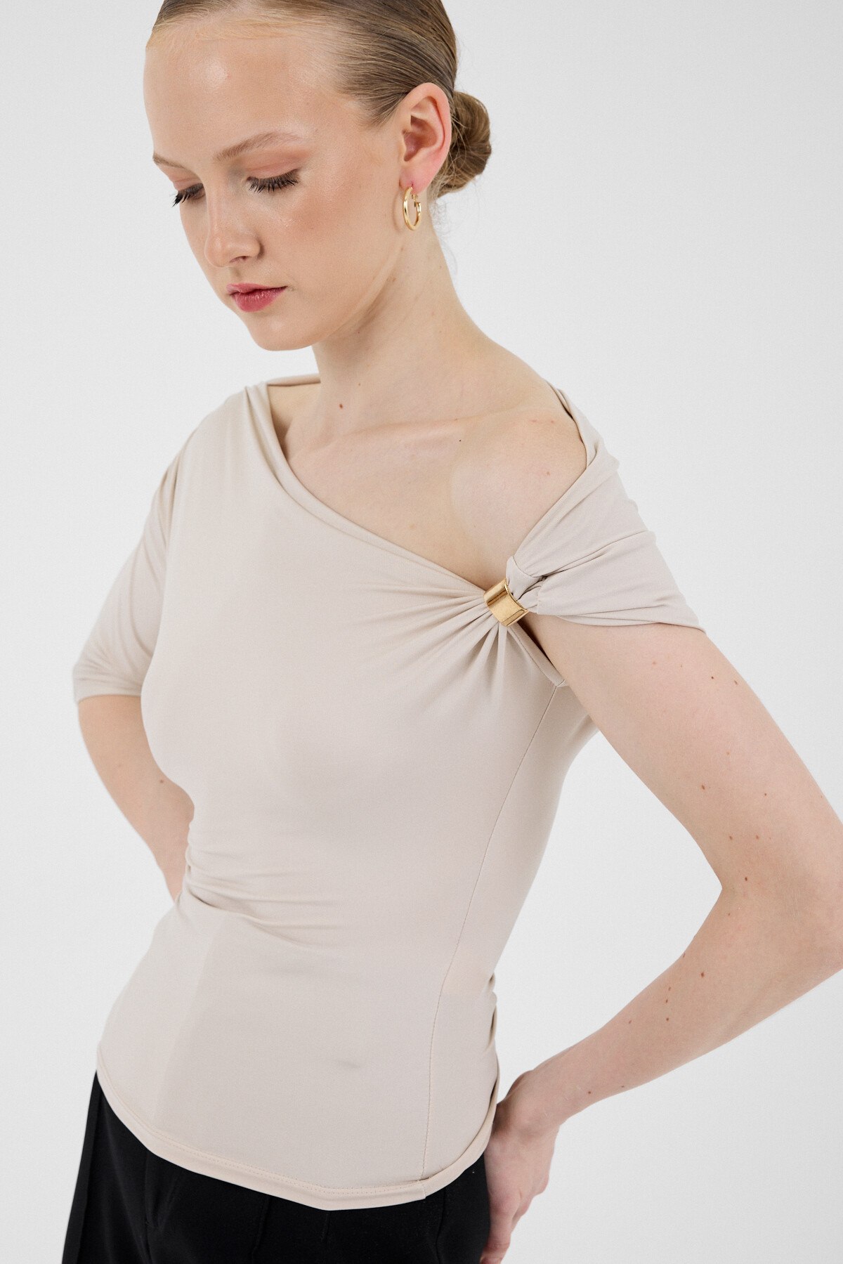 Bej Omuz Aksesuar Detaylı Yarım Kol Bluz 2490 - 6