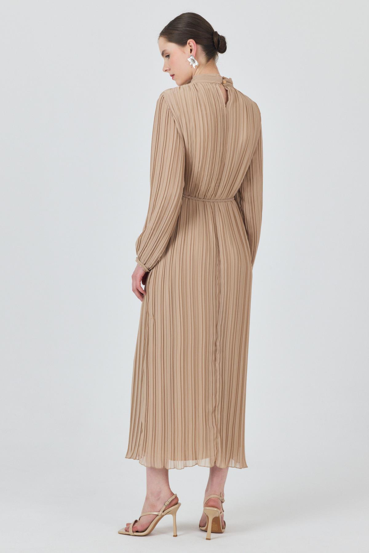 Bej Pileli Uzun Kollu Kemer Detaylı Midi Boy Elbise 020 - 5