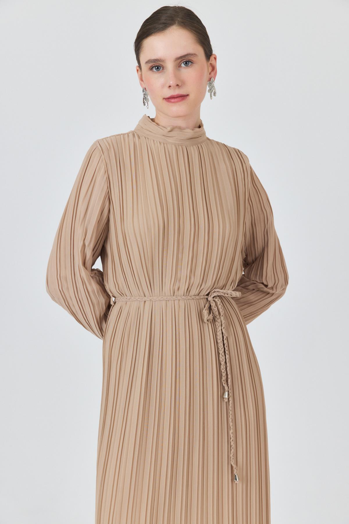 Bej Pileli Uzun Kollu Kemer Detaylı Midi Boy Elbise 020 - 2