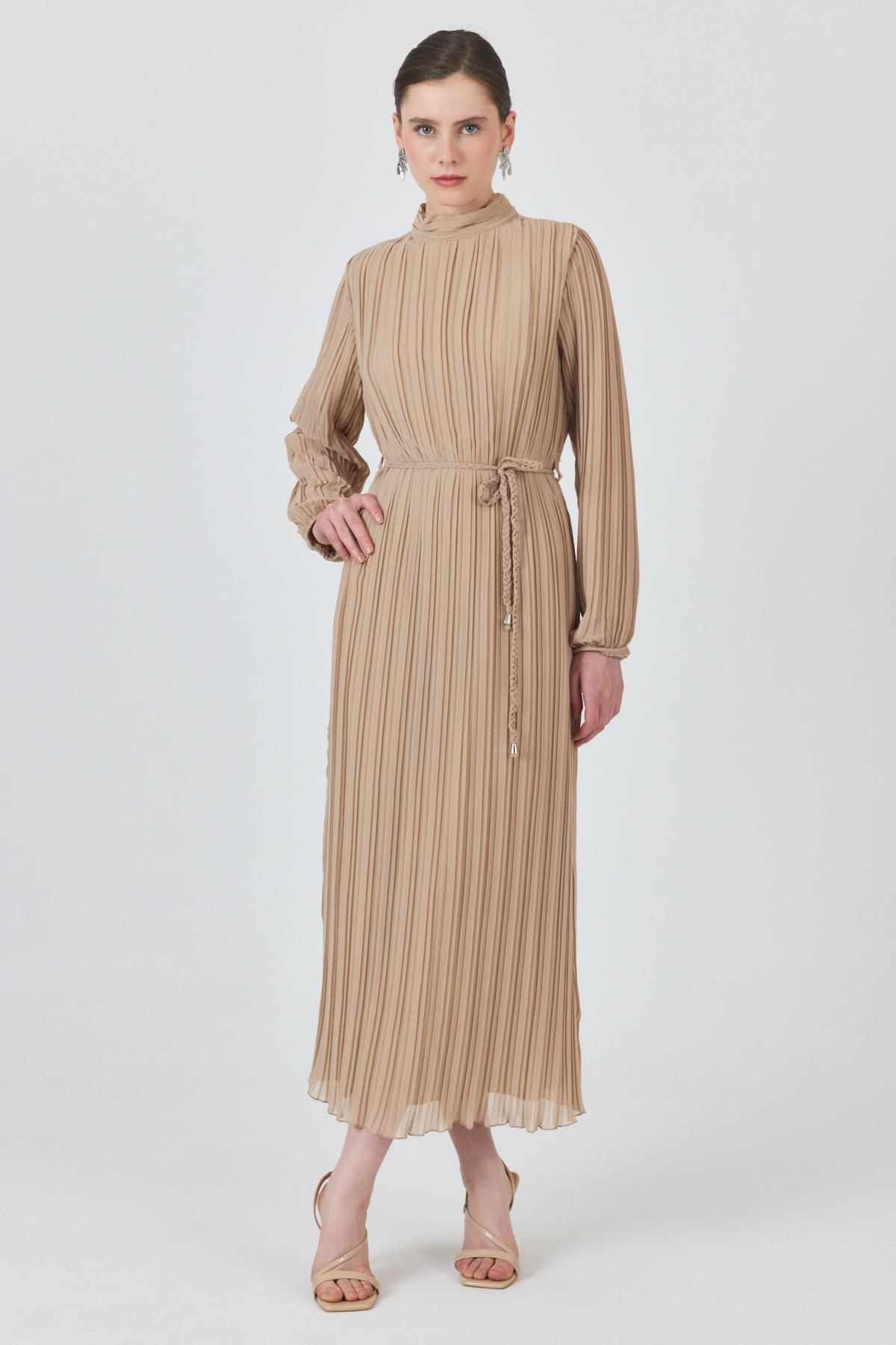 Bej Pileli Uzun Kollu Kemer Detaylı Midi Boy Elbise 020 