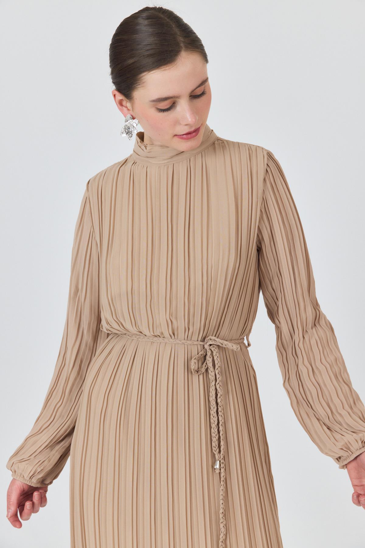 Bej Pileli Uzun Kollu Kemer Detaylı Midi Boy Elbise 020 - 7