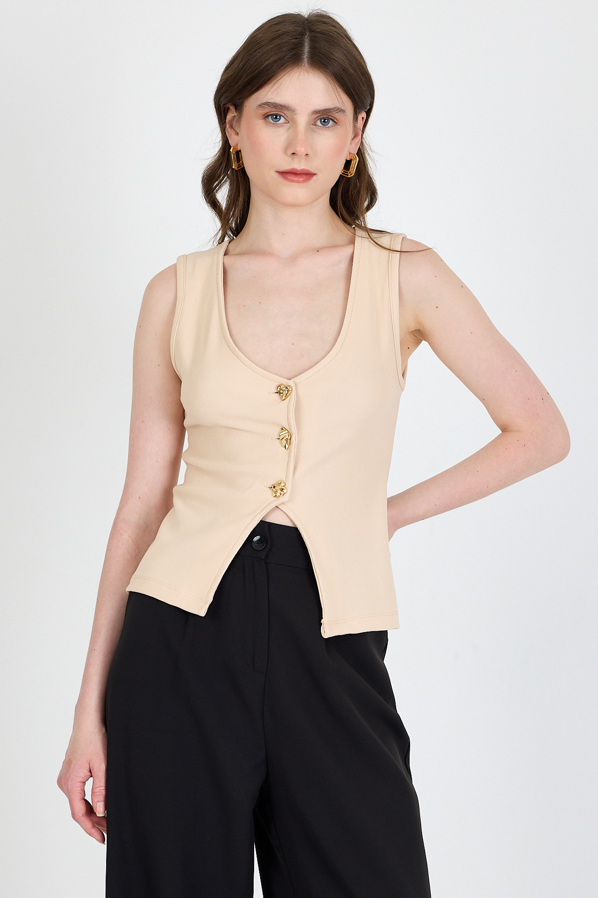 Bej V Yaka Düğme Detaylı Kolsuz Bluz 018 - 2