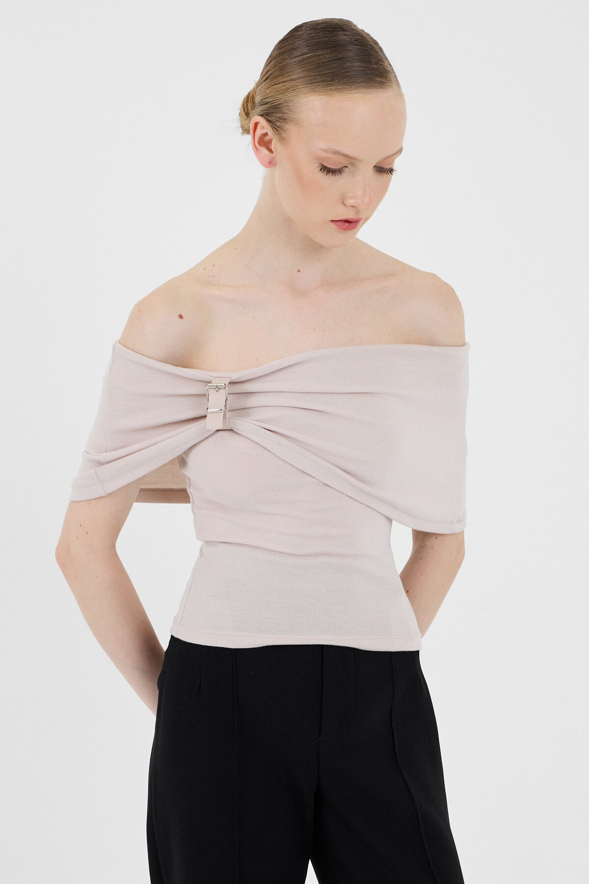 Bej Viskoz/Yumuşak Kumaş Madonna Yaka Toka Detaylı Bluz 1475
- RAYS