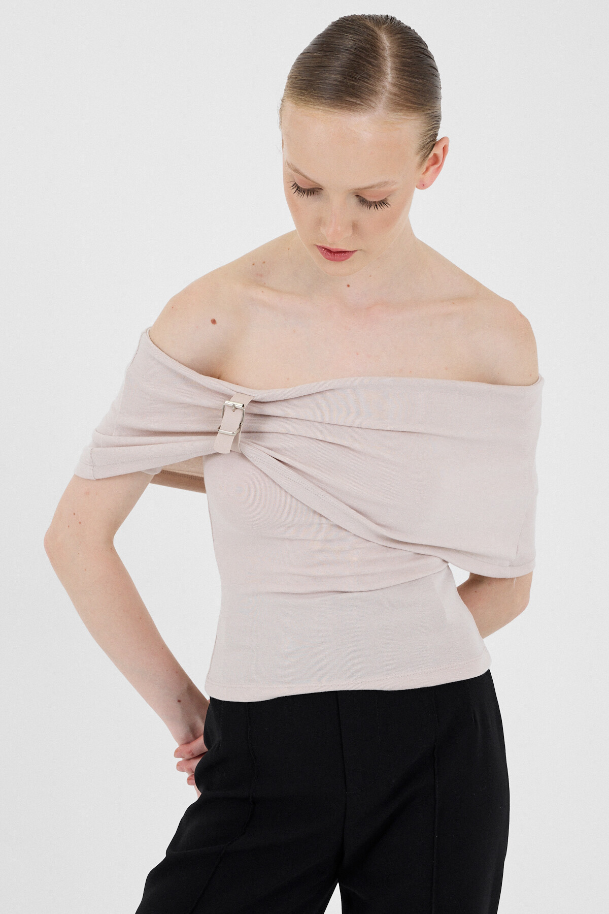 Bej Viskoz/Yumuşak Kumaş Madonna Yaka Toka Detaylı Bluz 1475
- RAYS