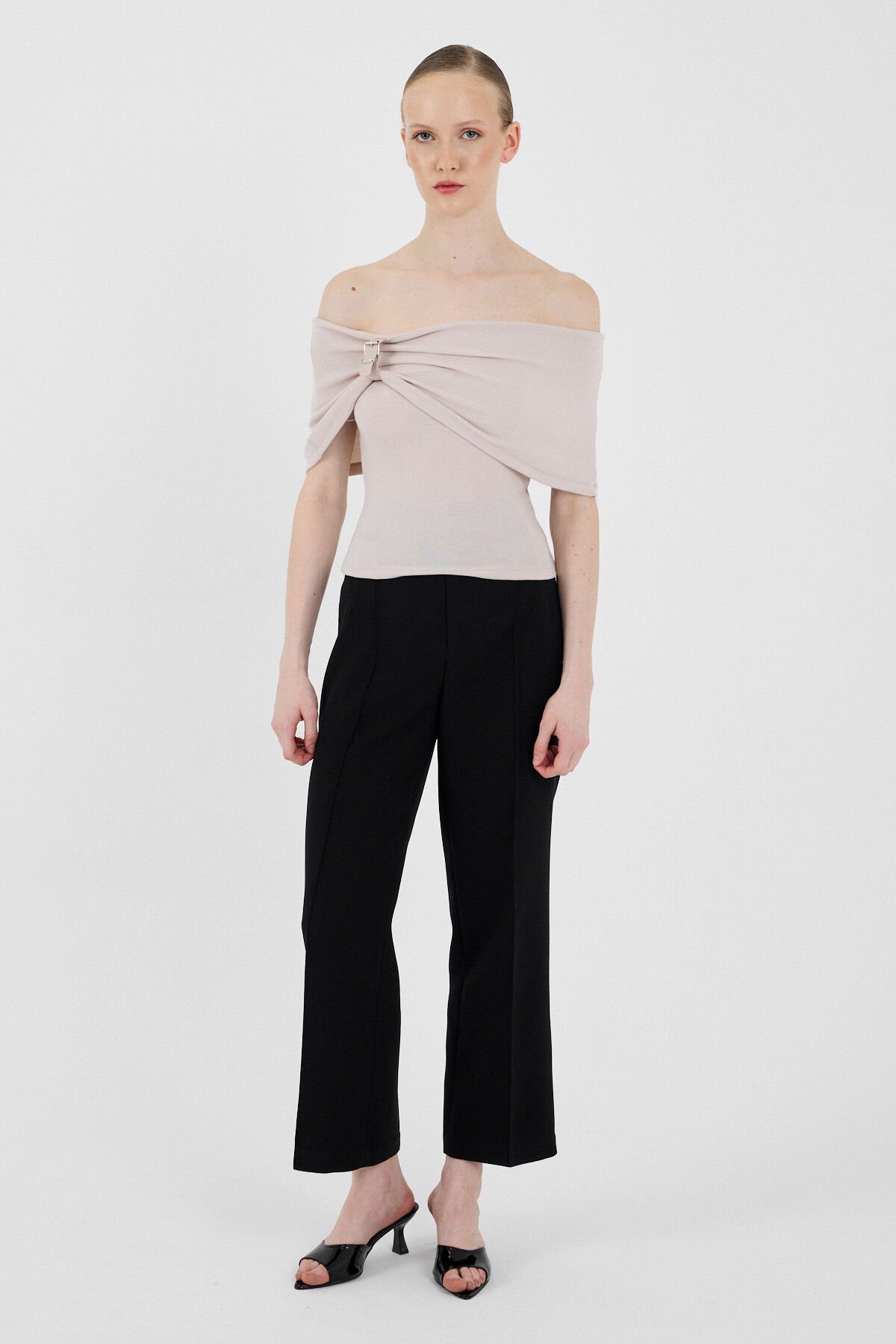 Bej Viskoz/Yumuşak Kumaş Madonna Yaka Toka Detaylı Bluz 1475
- 3