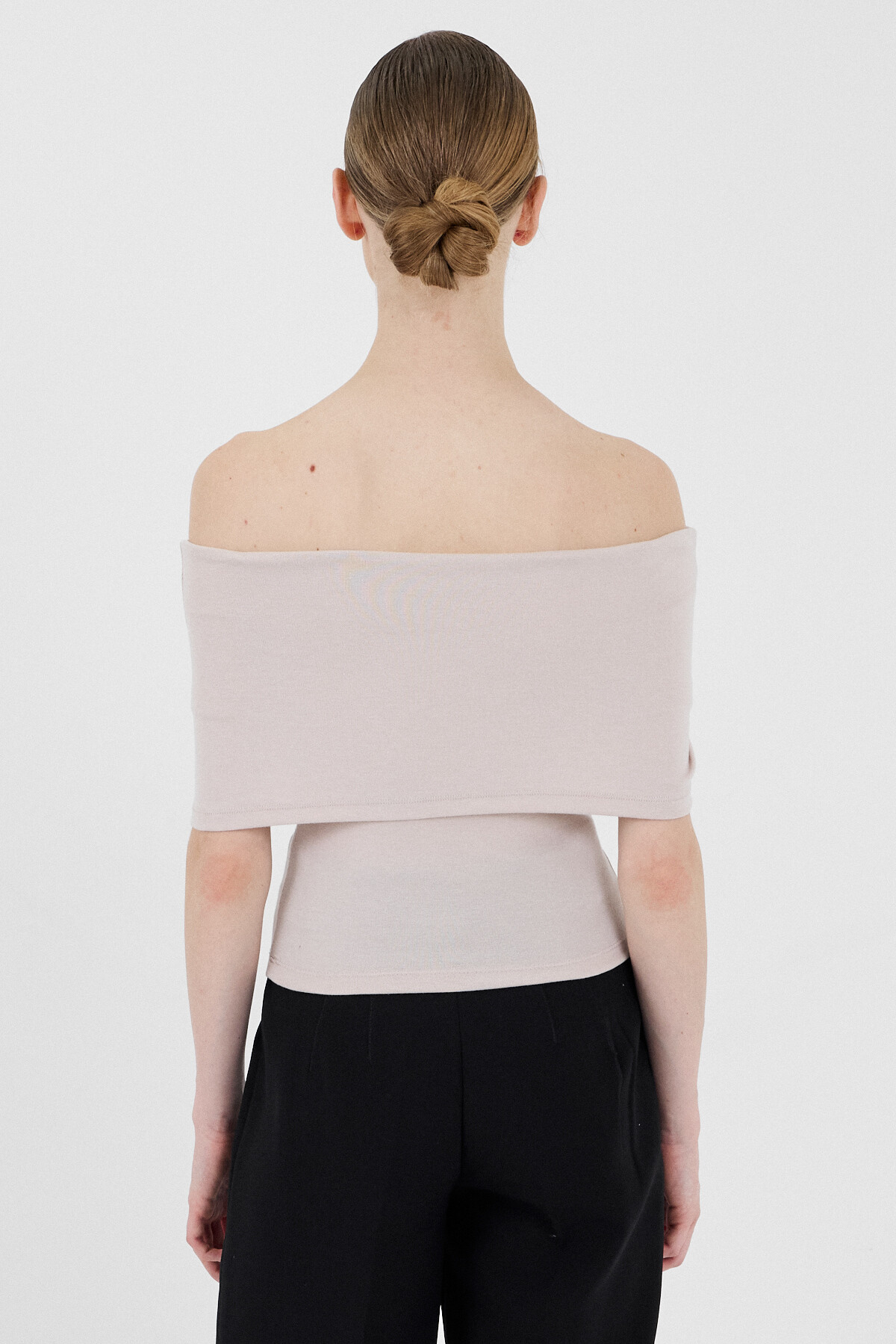 Bej Viskoz/Yumuşak Kumaş Madonna Yaka Toka Detaylı Bluz 1475
- 5