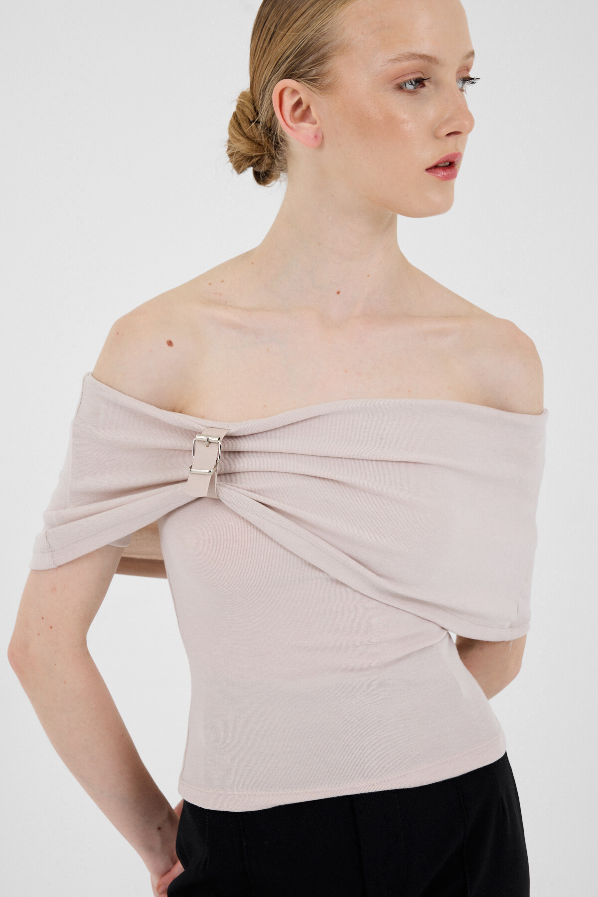 Bej Viskoz/Yumuşak Kumaş Madonna Yaka Toka Detaylı Bluz 1475
- 4