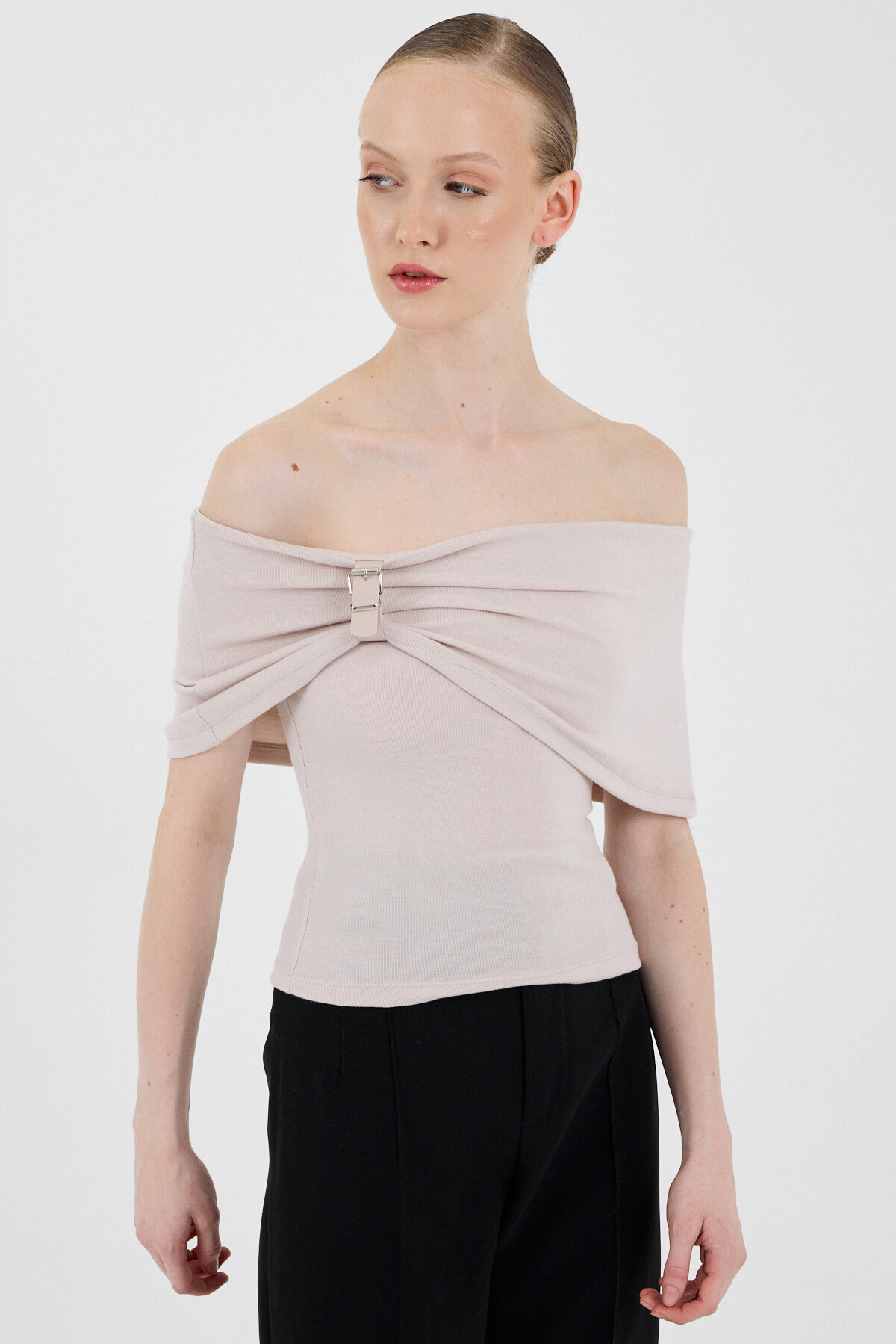 Bej Viskoz/Yumuşak Kumaş Madonna Yaka Toka Detaylı Bluz 1475
- 6