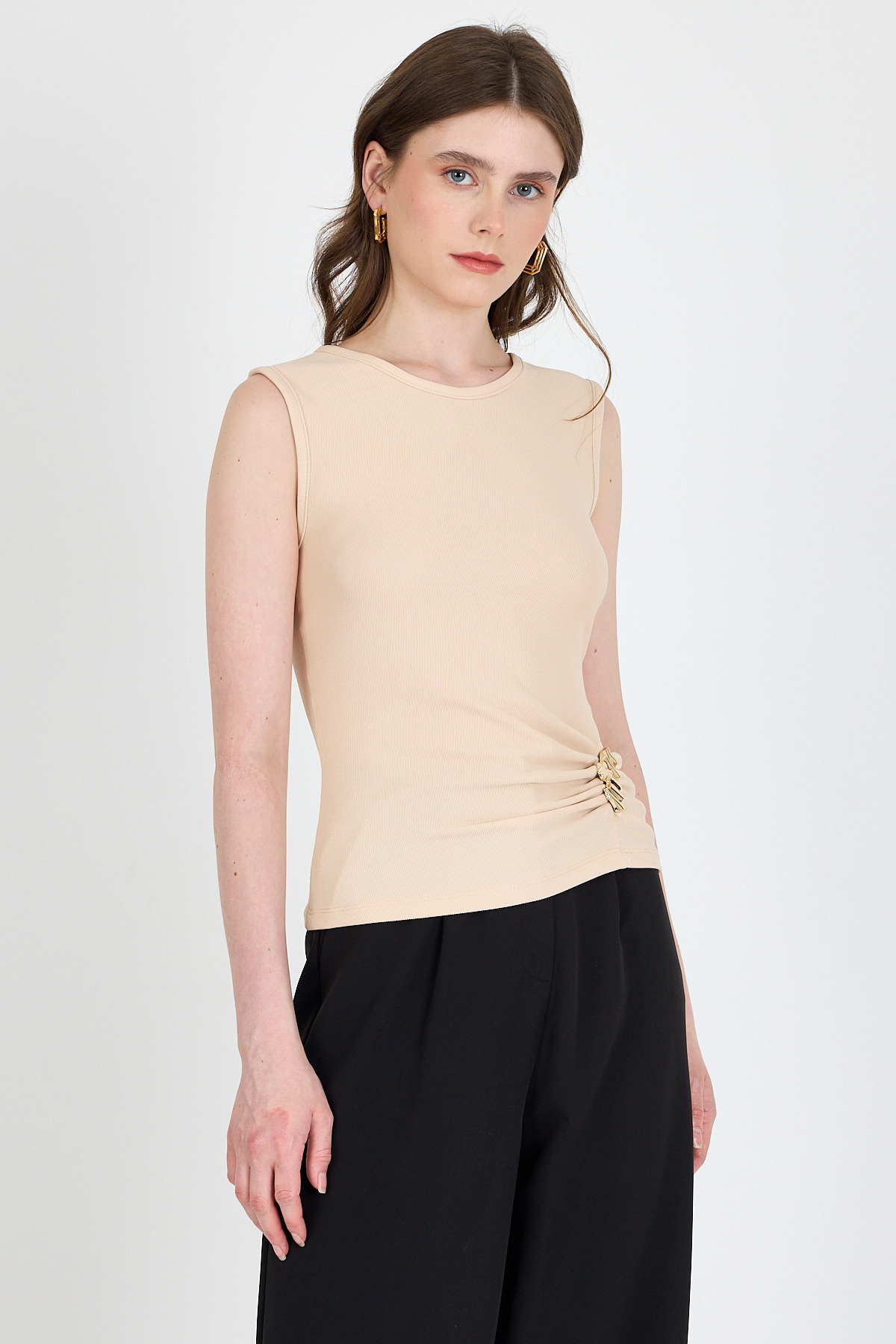 Bej Yan Toka Detaylı Büzgülü Kolsuz Bluz 020 - 2