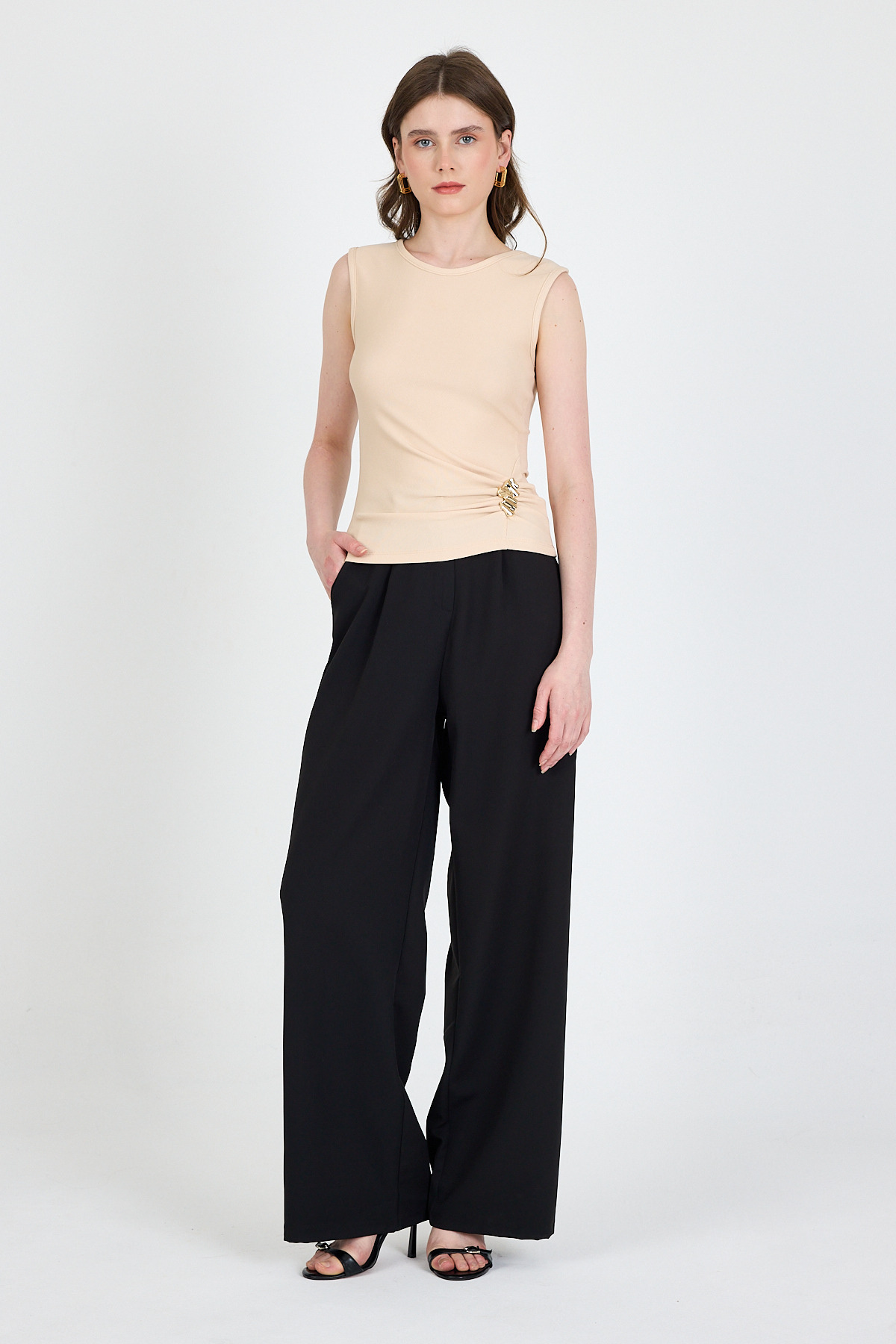 Bej Yan Toka Detaylı Büzgülü Kolsuz Bluz 020 - 3