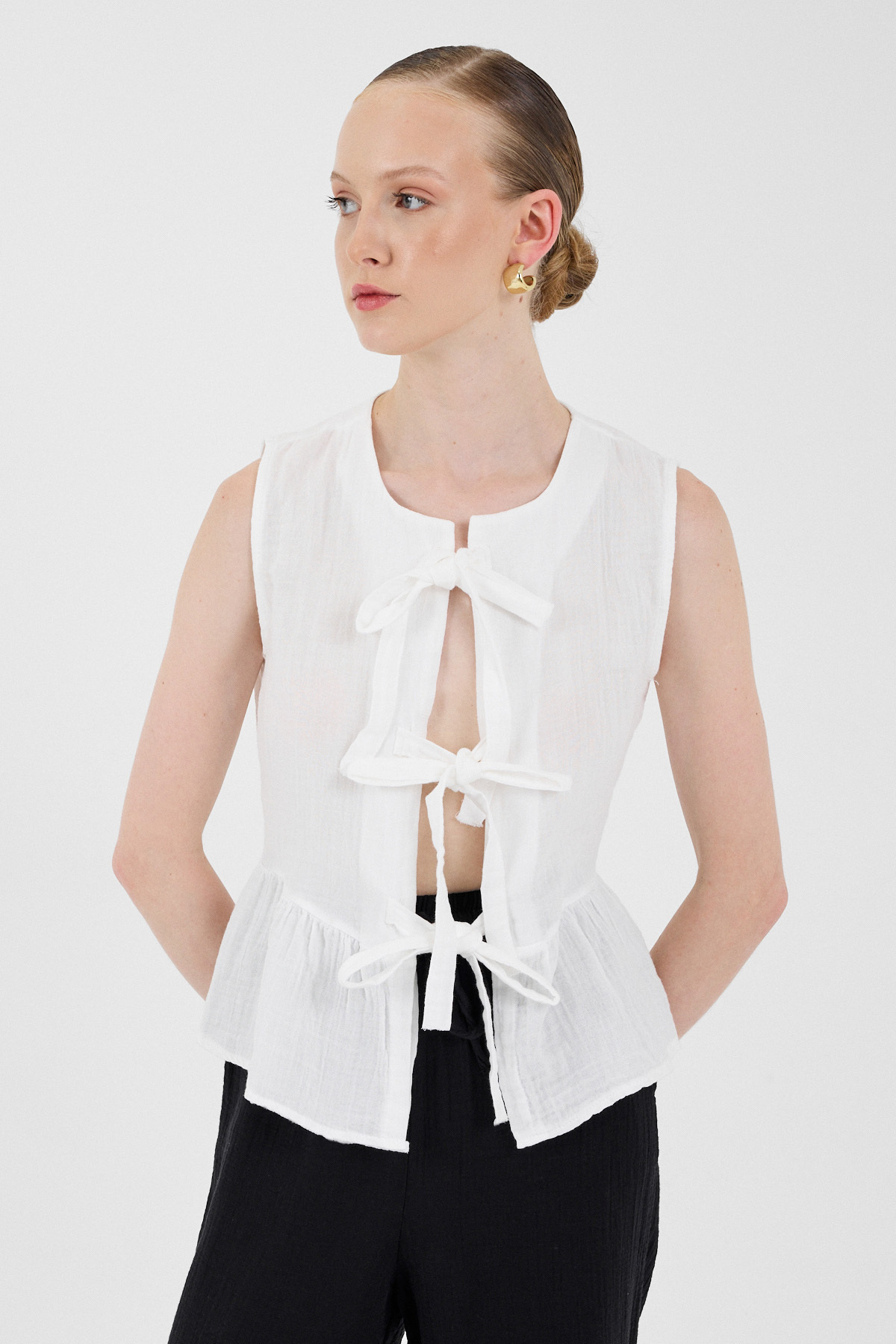 Beyaz %100 Pamuk Müslin Fırfır ve Bağlama Detaylı Bluz 4827A - RAYS