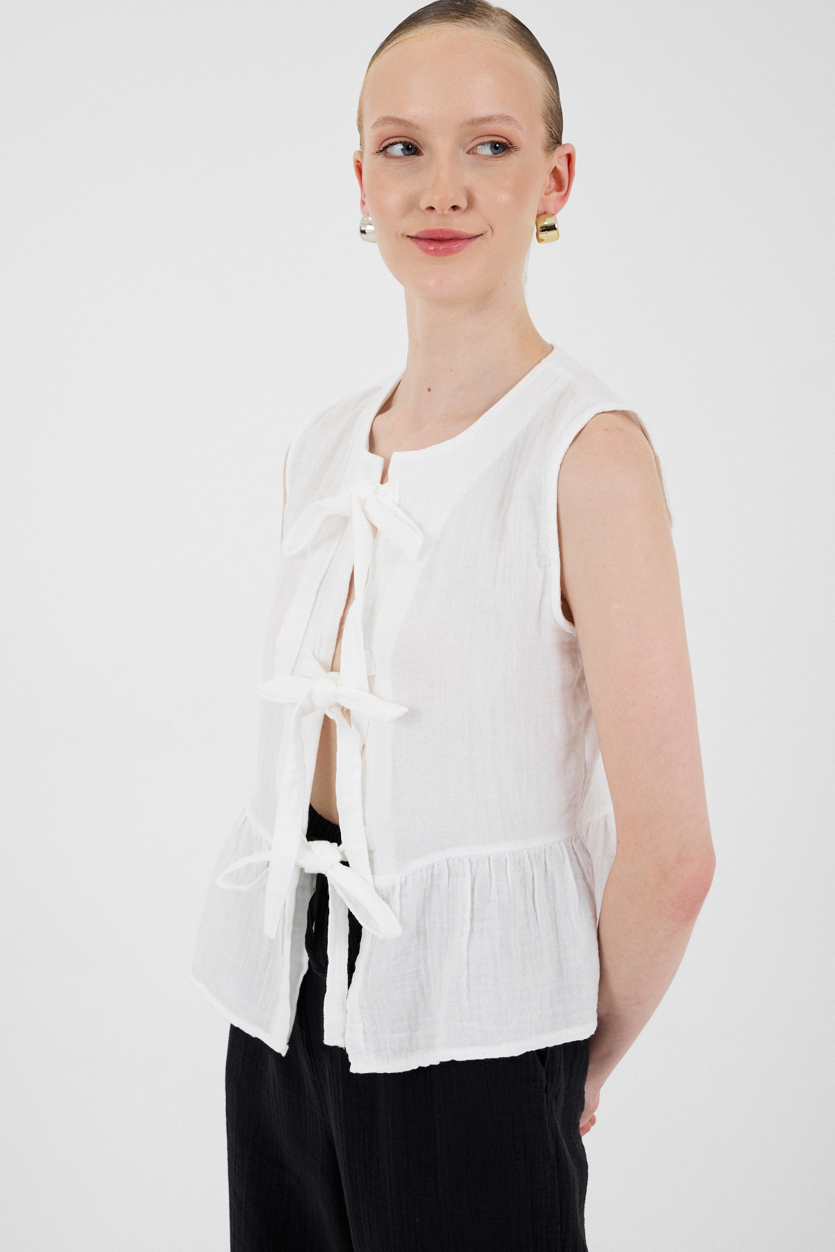 Beyaz %100 Pamuk Müslin Fırfır ve Bağlama Detaylı Bluz 4827A - 3