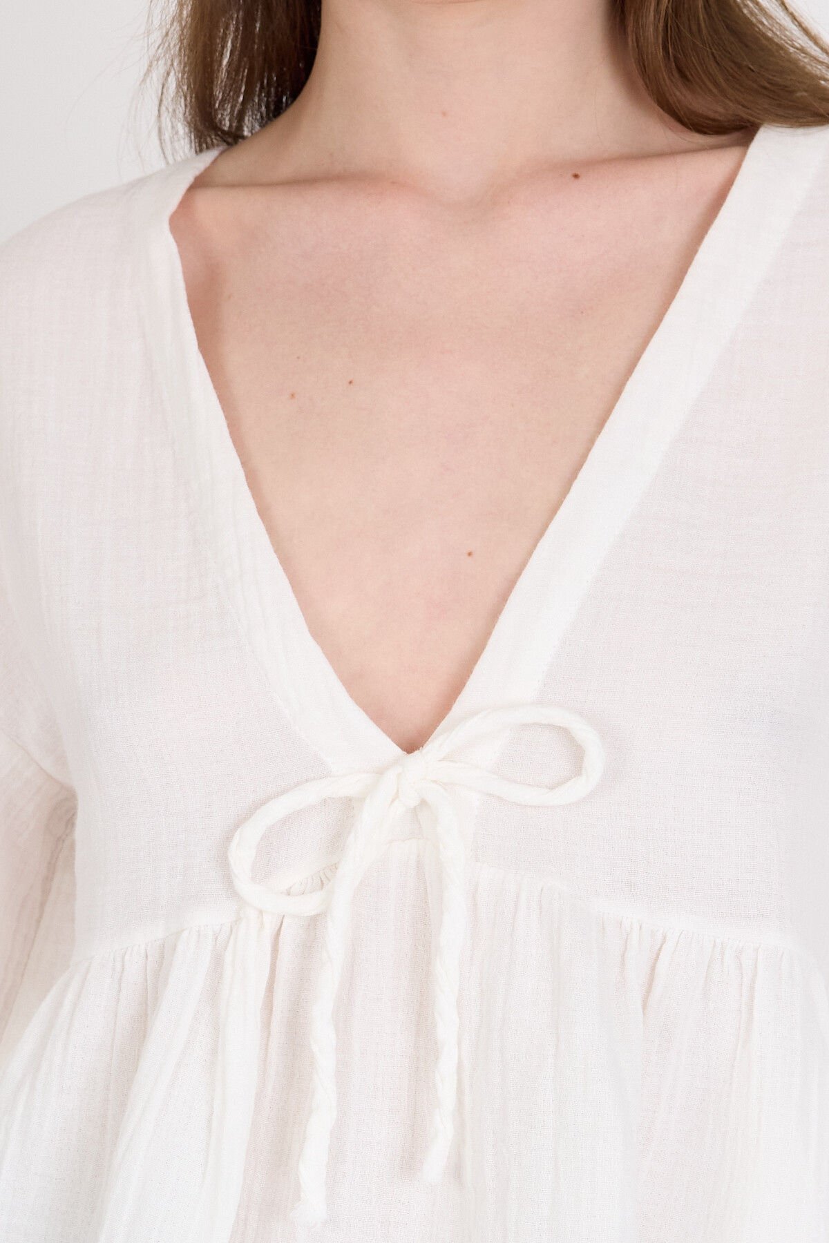 Beyaz %100 Pamuk V Yaka Ön Bağlama Detaylı Bluz 4784A - RAYS