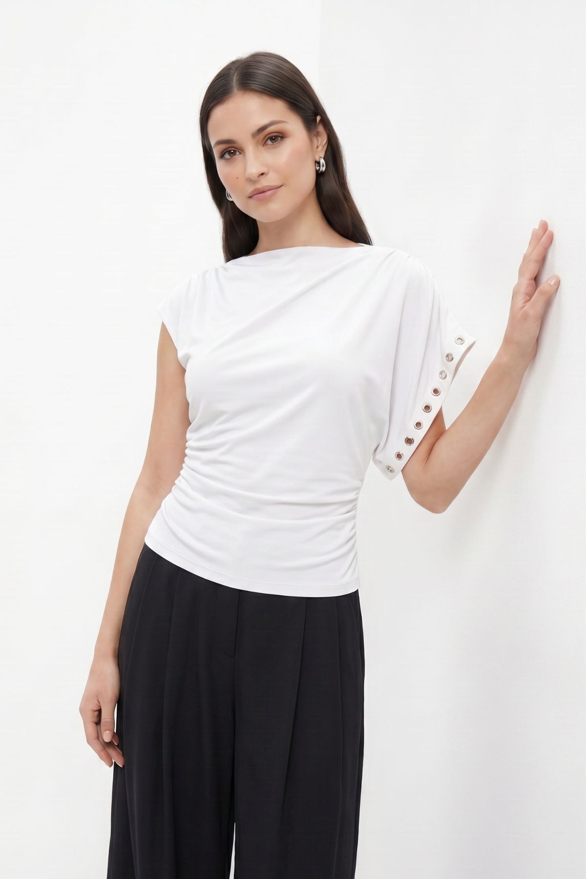 Beyaz Asimetrik Kol Zımbalı Bluz 36003 - 1