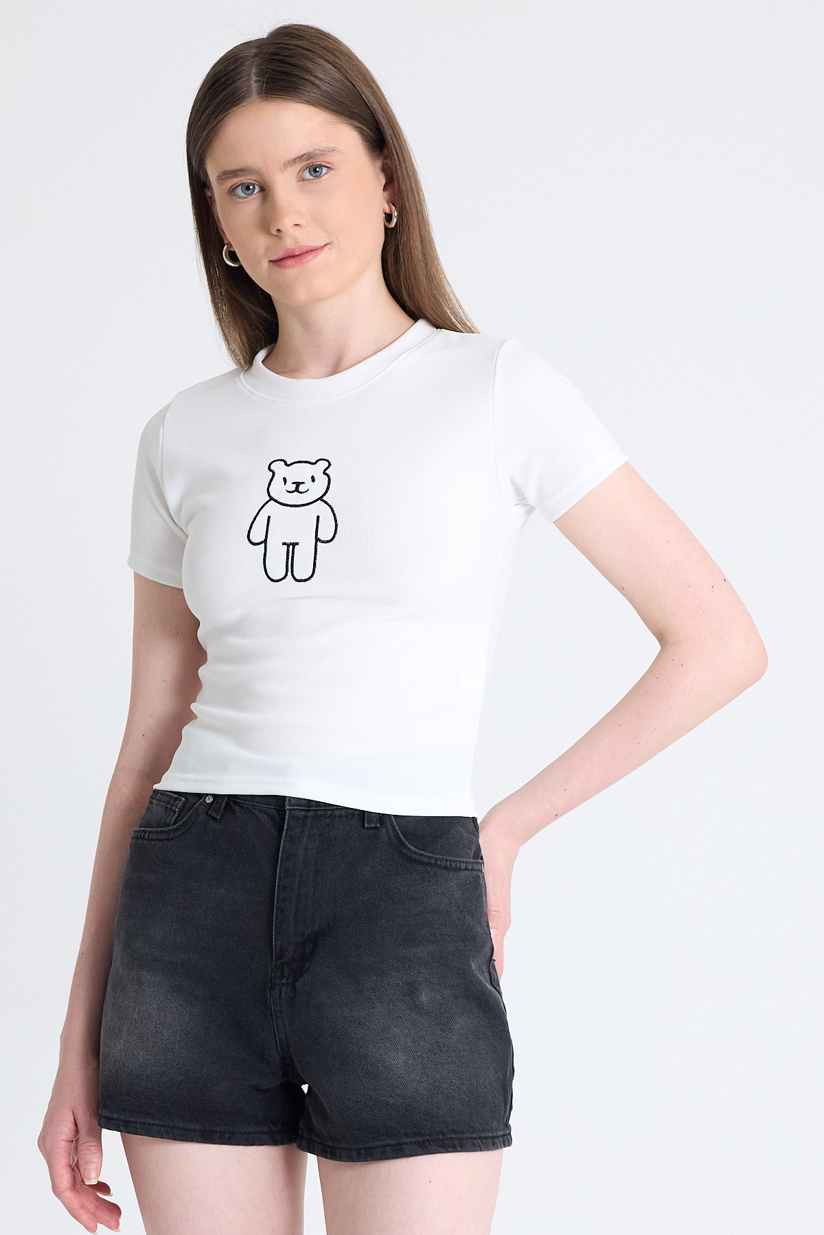 Beyaz Ayıcık İşlemeli Slim Fit Crop Tişört 2217 