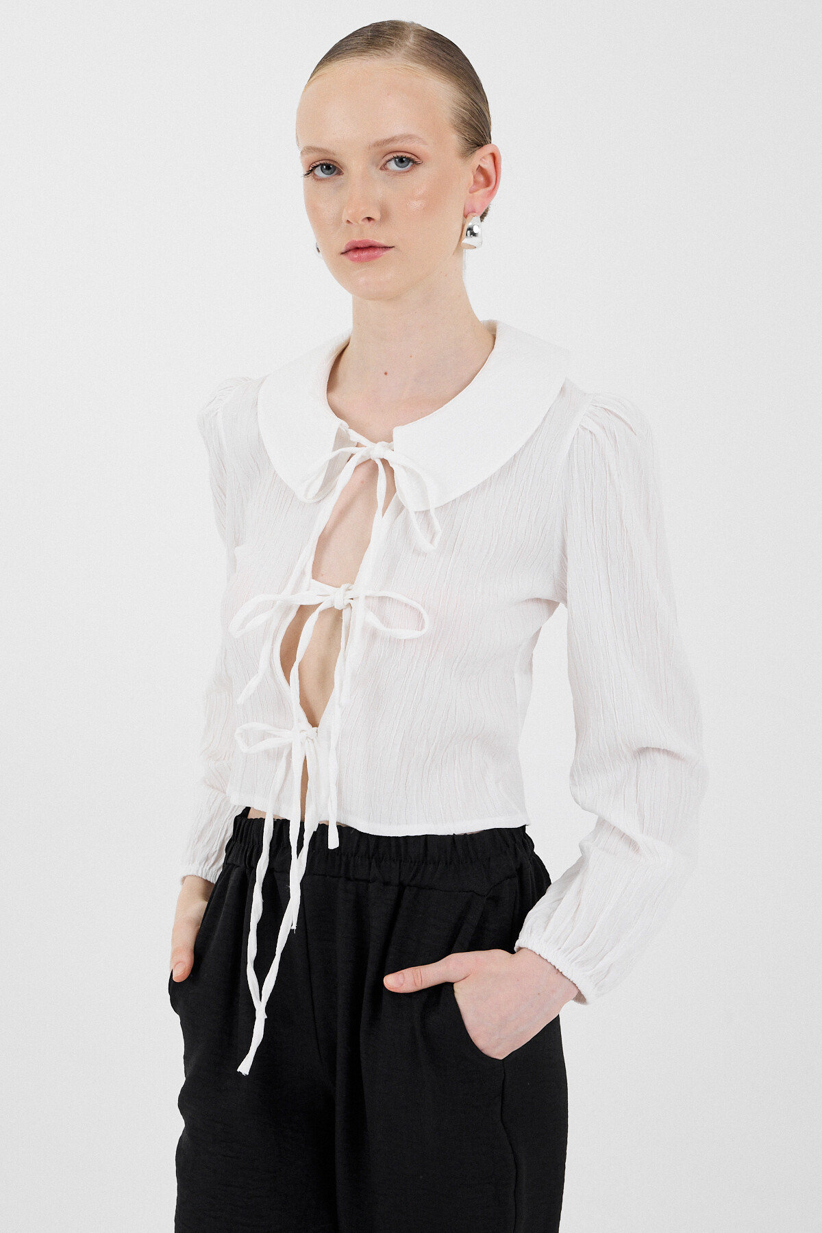 Beyaz Bağlama Detaylı Bebe Yaka Uzun Kollu Bluz 8020A 