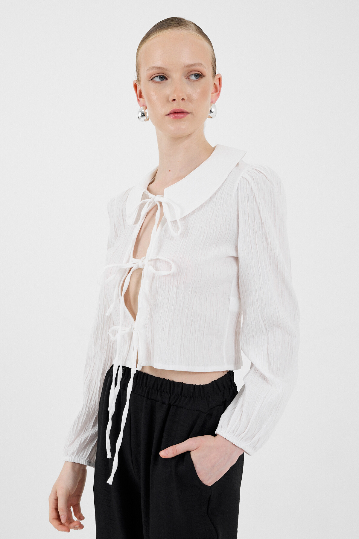 Beyaz Bağlama Detaylı Bebe Yaka Uzun Kollu Bluz 8020A - 2