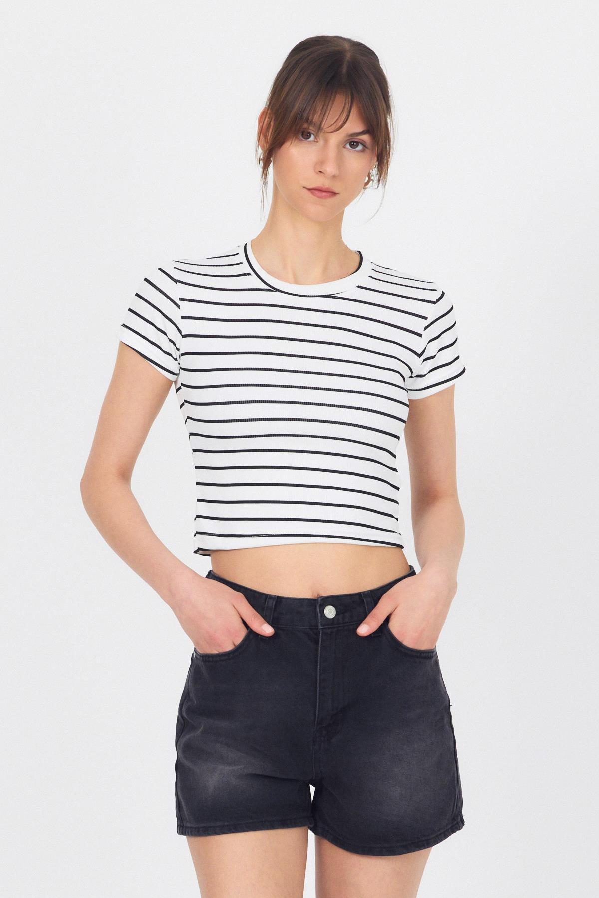 Beyaz Bisiklet Yaka Çizgili Crop Tişört 2147 - 3