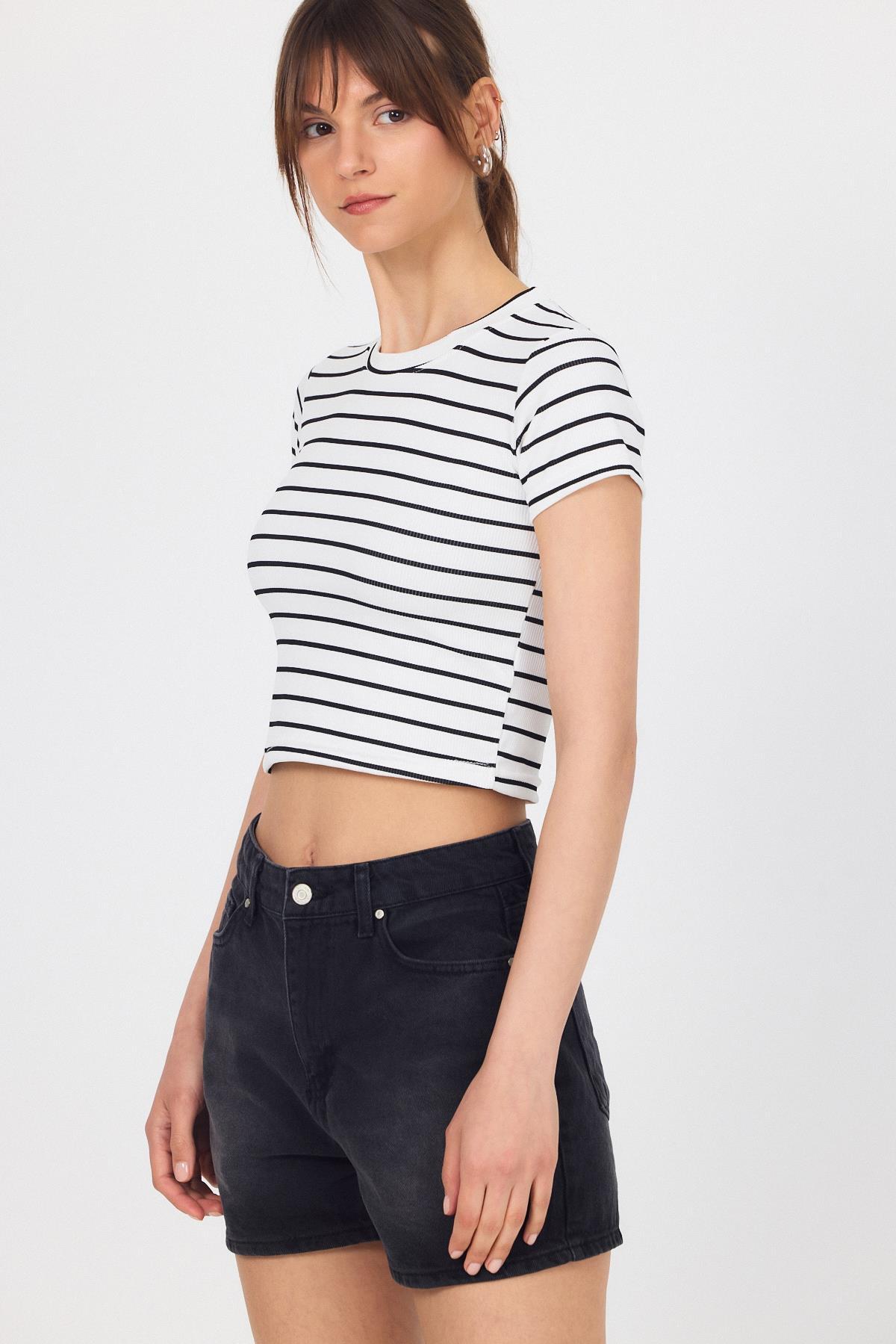 Beyaz Bisiklet Yaka Çizgili Crop Tişört 2147 - 4