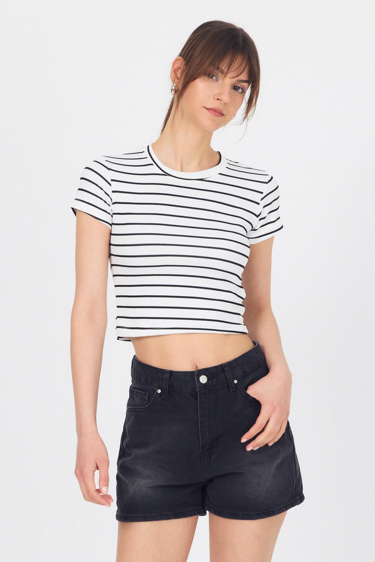 Beyaz Bisiklet Yaka Çizgili Crop Tişört 2147 - 6