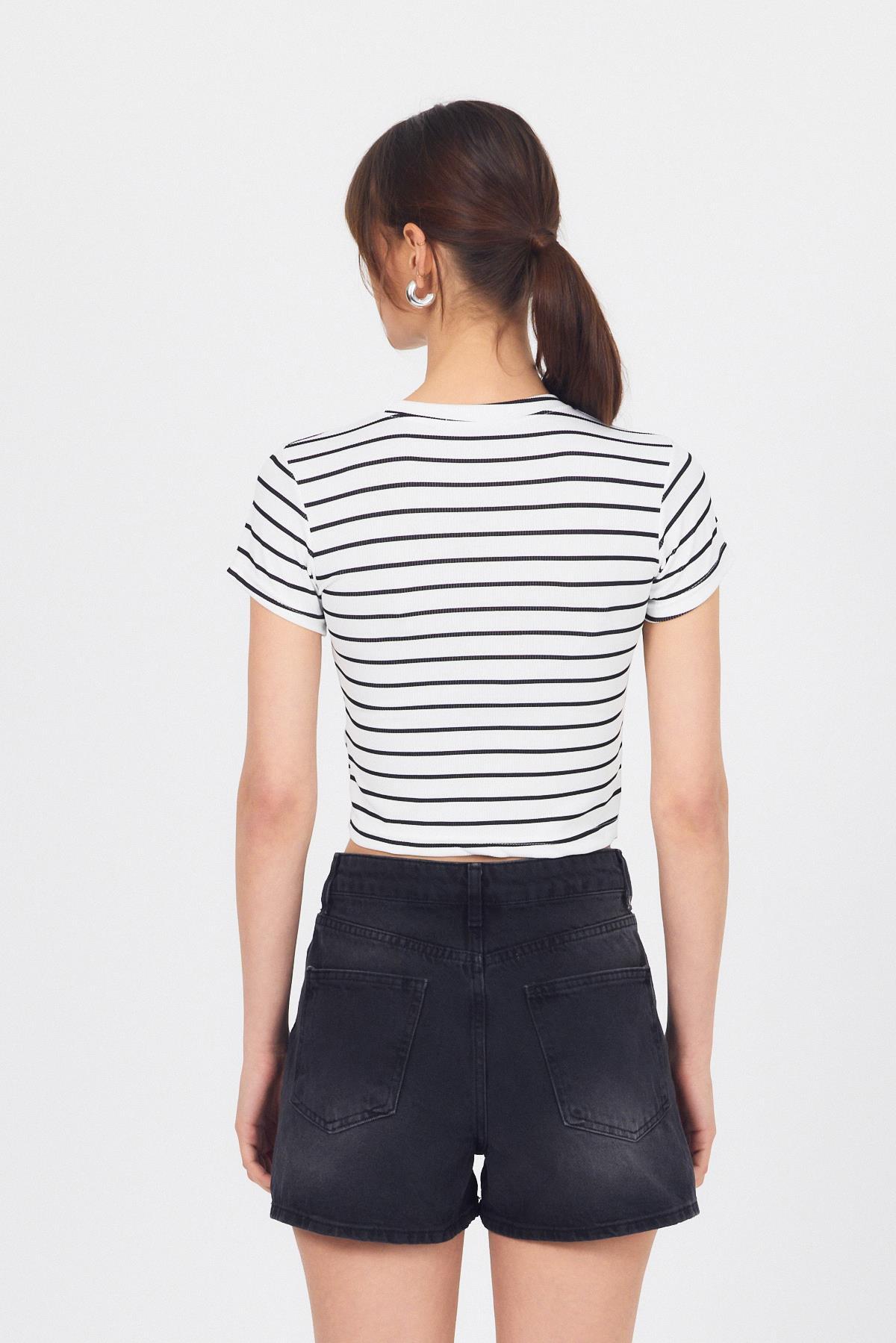 Beyaz Bisiklet Yaka Çizgili Crop Tişört 2147 - 5