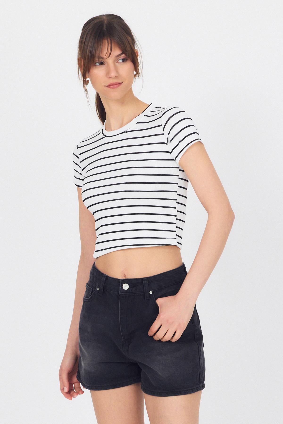 Beyaz Bisiklet Yaka Çizgili Crop Tişört 2147 - 7