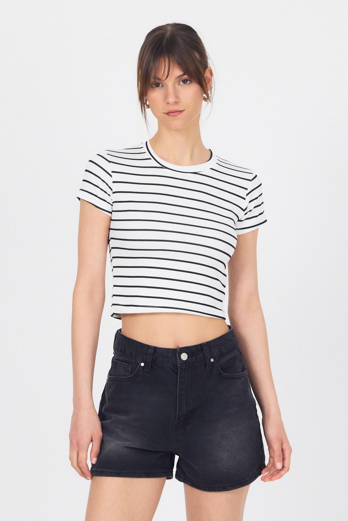 Beyaz Bisiklet Yaka Çizgili Crop Tişört 2147 