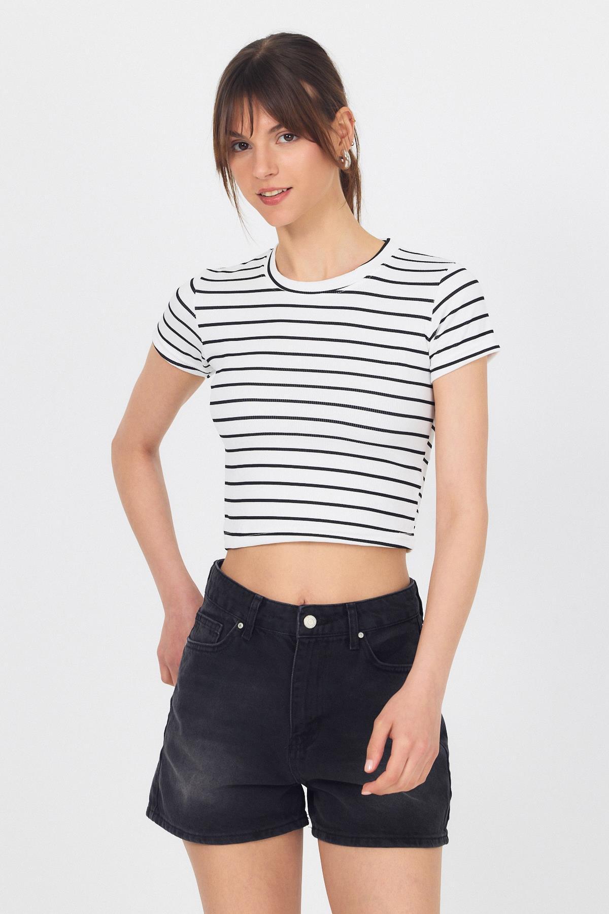 Beyaz Bisiklet Yaka Çizgili Crop Tişört 2147 - 8