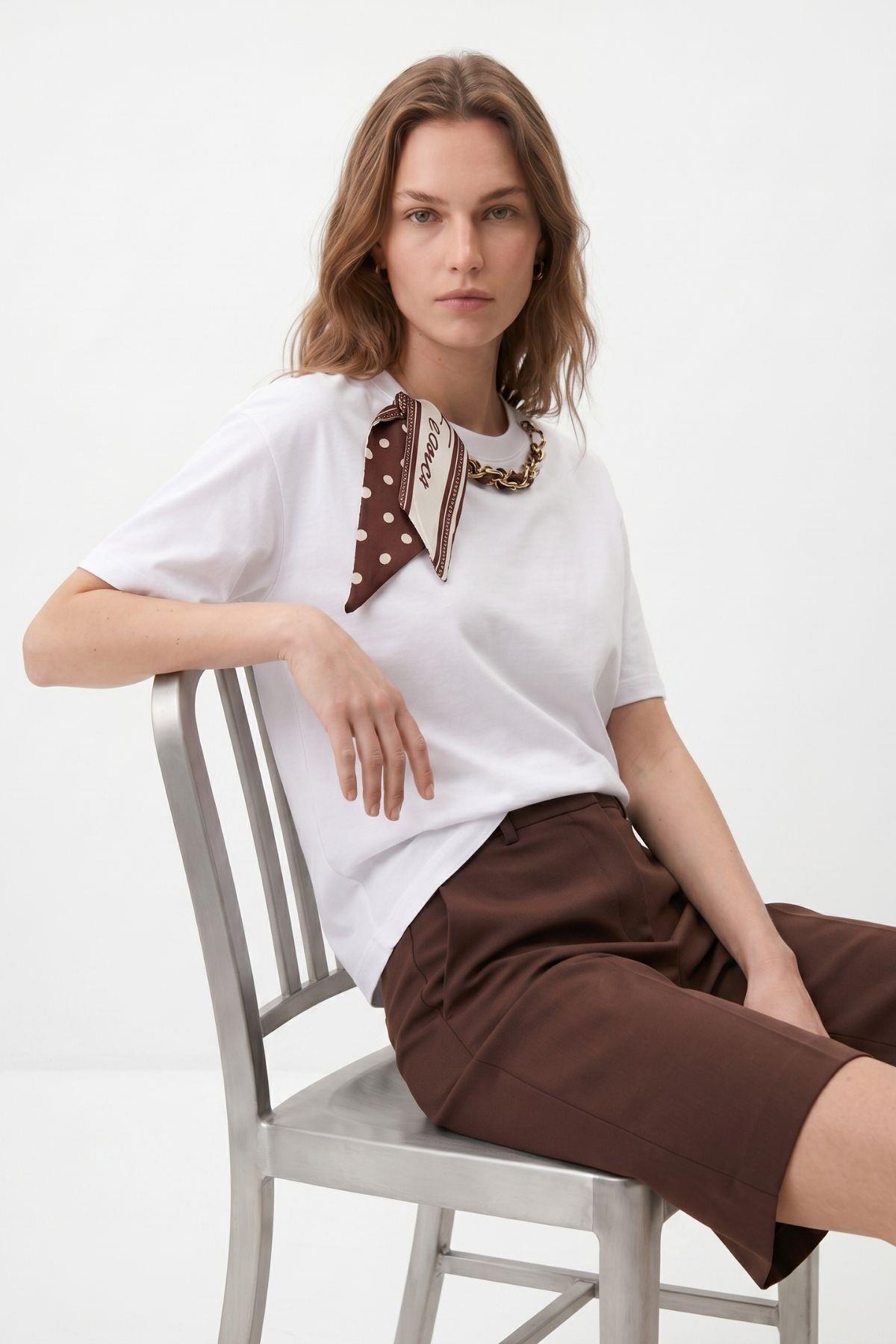 Beyaz Bisiklet Yaka Zincirli Fular Detay Tişört 26828 - RAYS