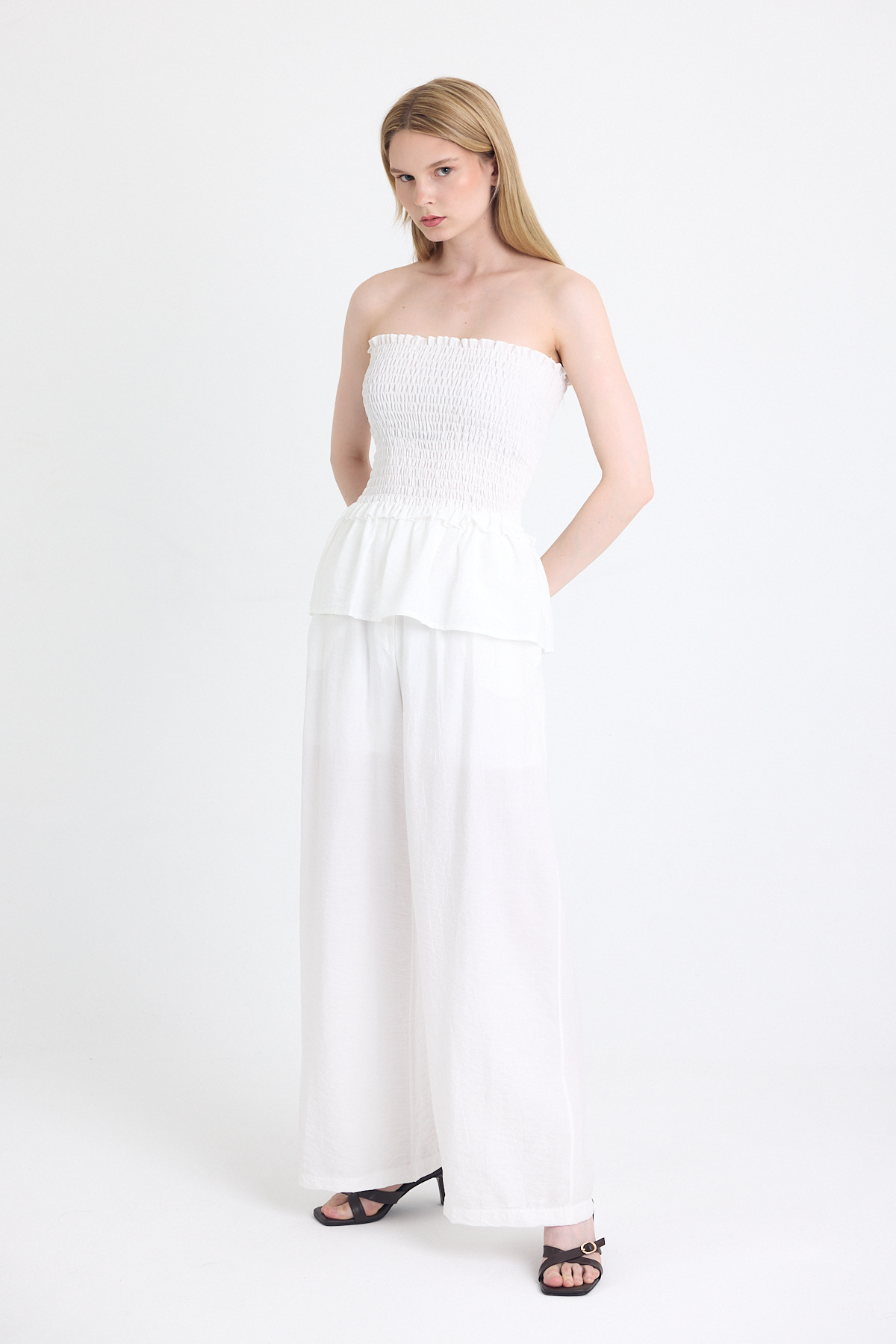 Beyaz Büzgülü Straplez Bluz ve Bol Paça Pantolon Takım 5249 - 3