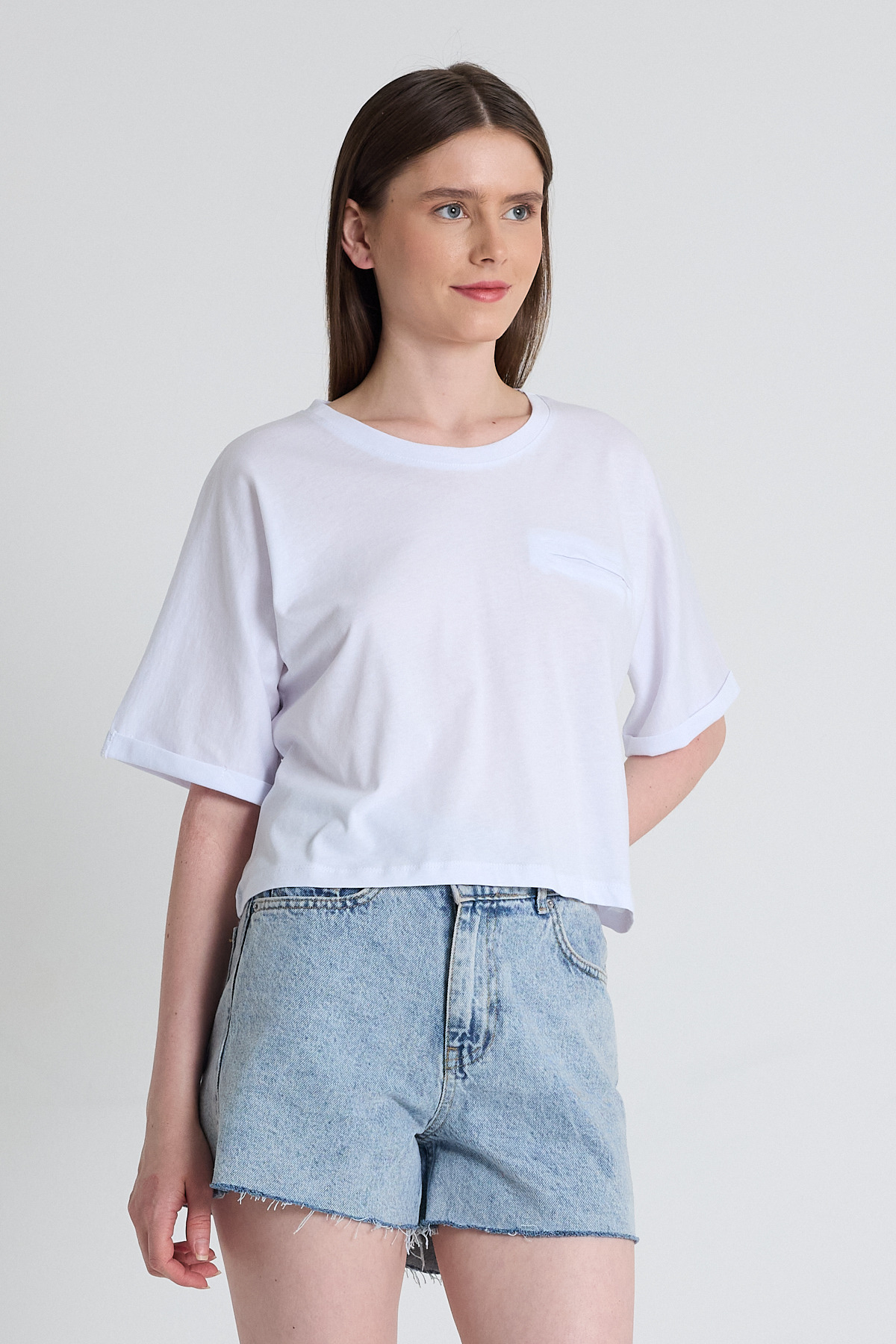 Beyaz Cep Detaylı Bisiklet Yaka Crop Tişört 2136M - RAYS