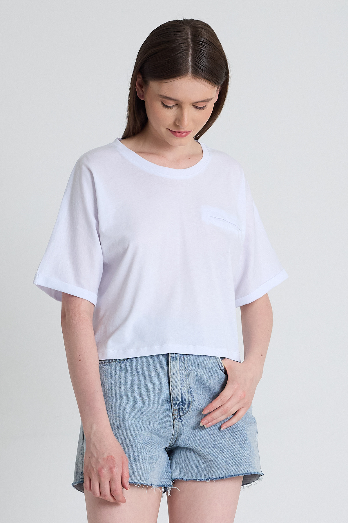 Beyaz Cep Detaylı Bisiklet Yaka Crop Tişört 2136M - RAYS