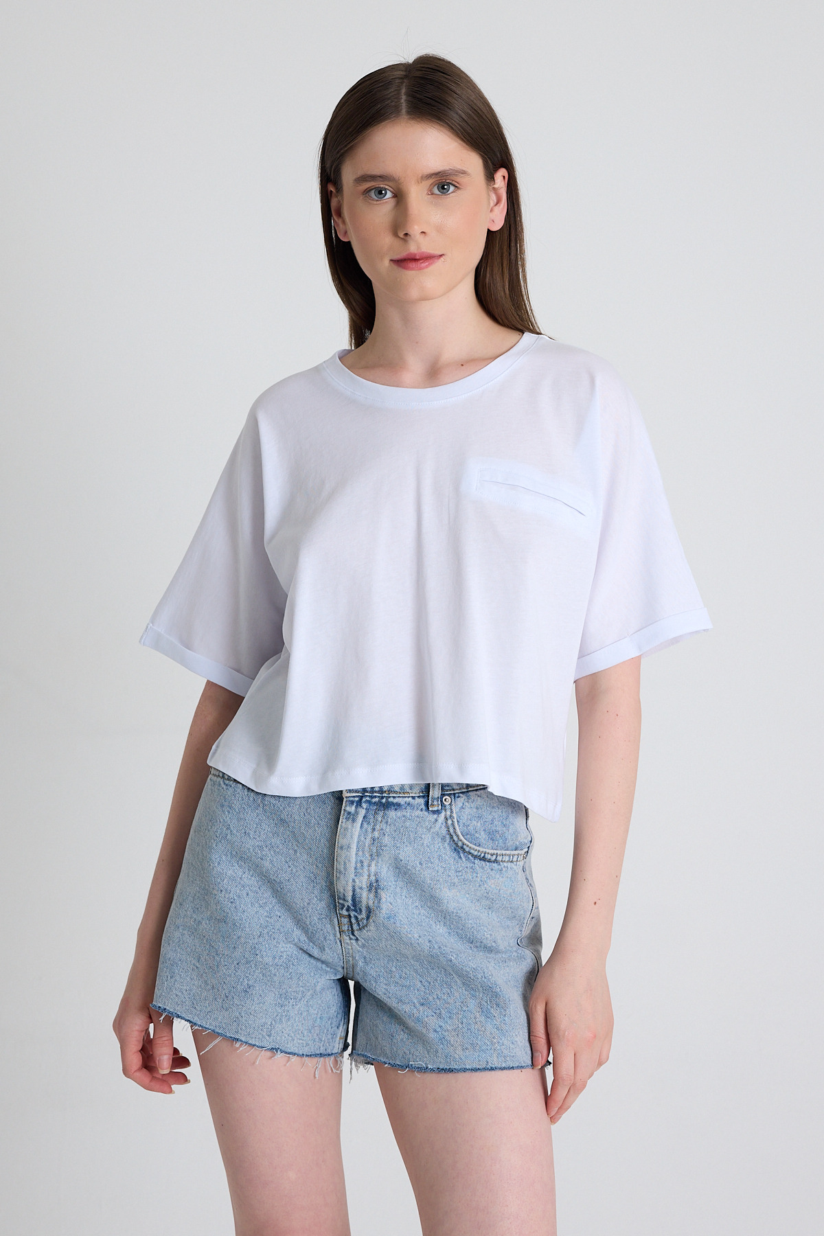 Beyaz Cep Detaylı Bisiklet Yaka Crop Tişört 2136M - 6