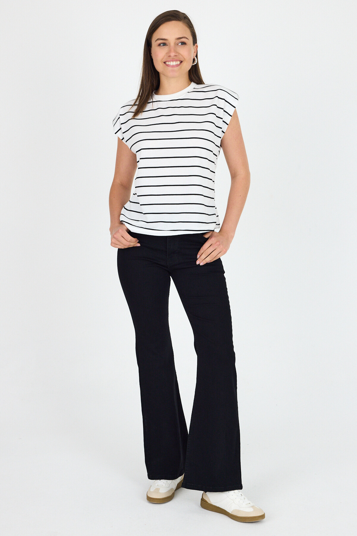 Beyaz Çizgili Bisiklet Yaka Vatkalı Pamuklu Tişört 1761 - 6