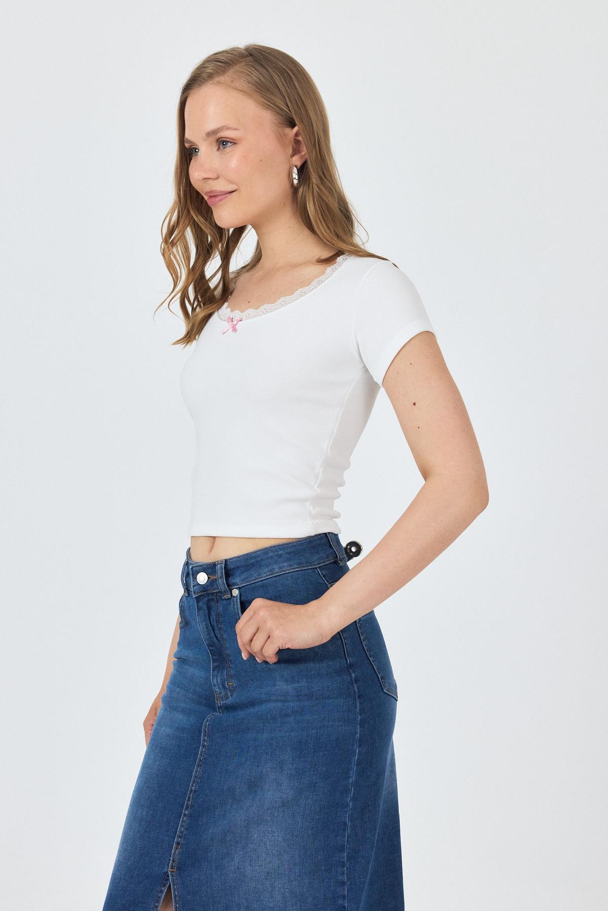 Beyaz Dantel Yaka Fiyonk Detaylı Crop Tişört 2207 - 2
