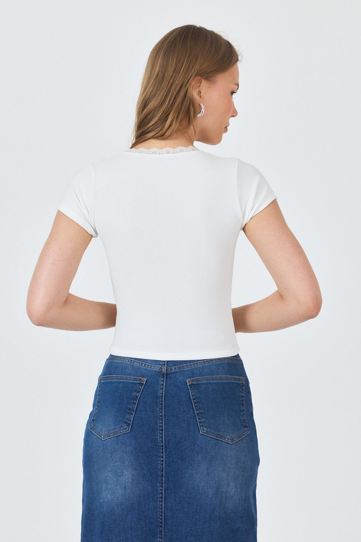Beyaz Dantel Yaka Fiyonk Detaylı Crop Tişört 2207 - 5