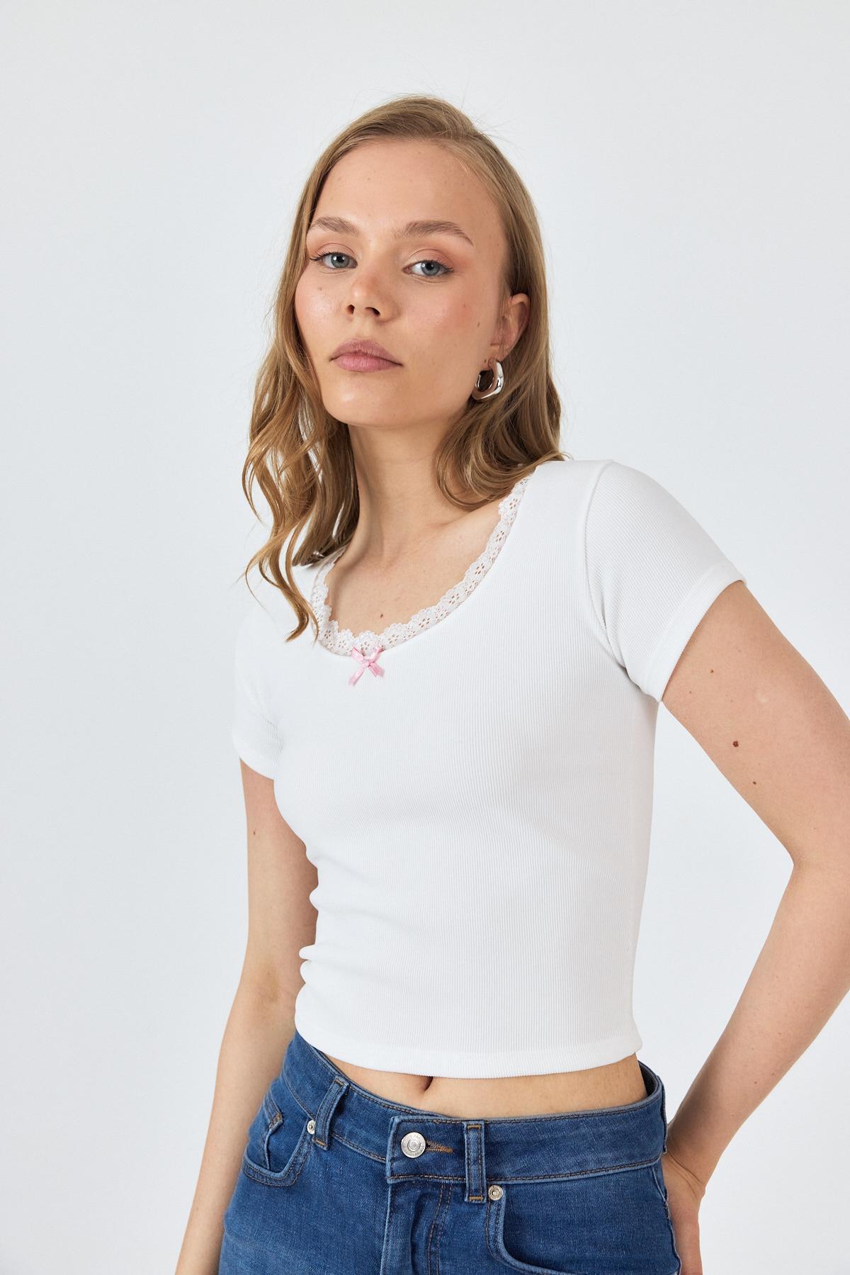 Beyaz Dantel Yaka Fiyonk Detaylı Crop Tişört 2207 - 8