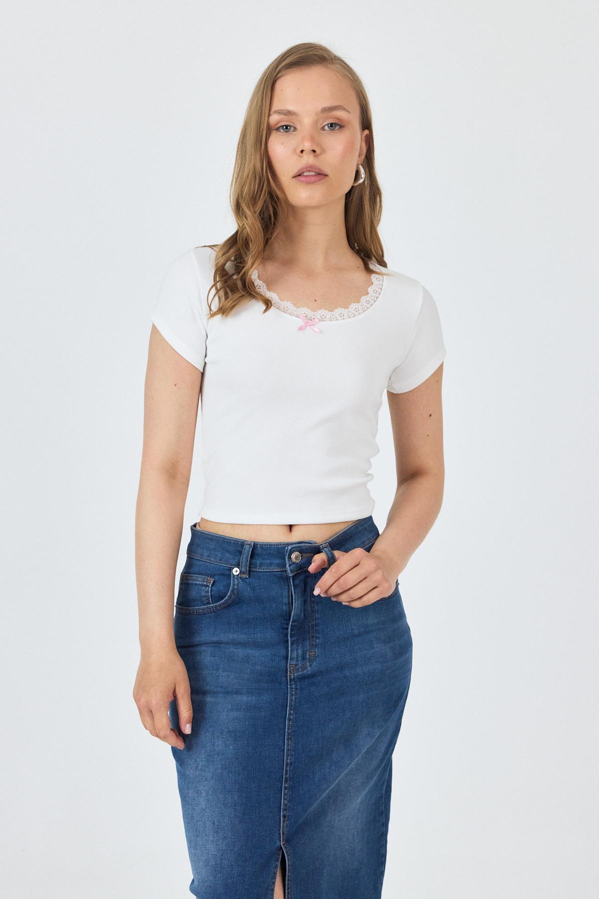 Beyaz Dantel Yaka Fiyonk Detaylı Crop Tişört 2207 - 6