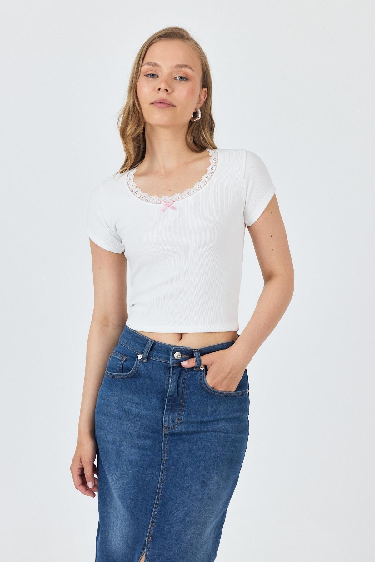 Beyaz Dantel Yaka Fiyonk Detaylı Crop Tişört 2207 - 1