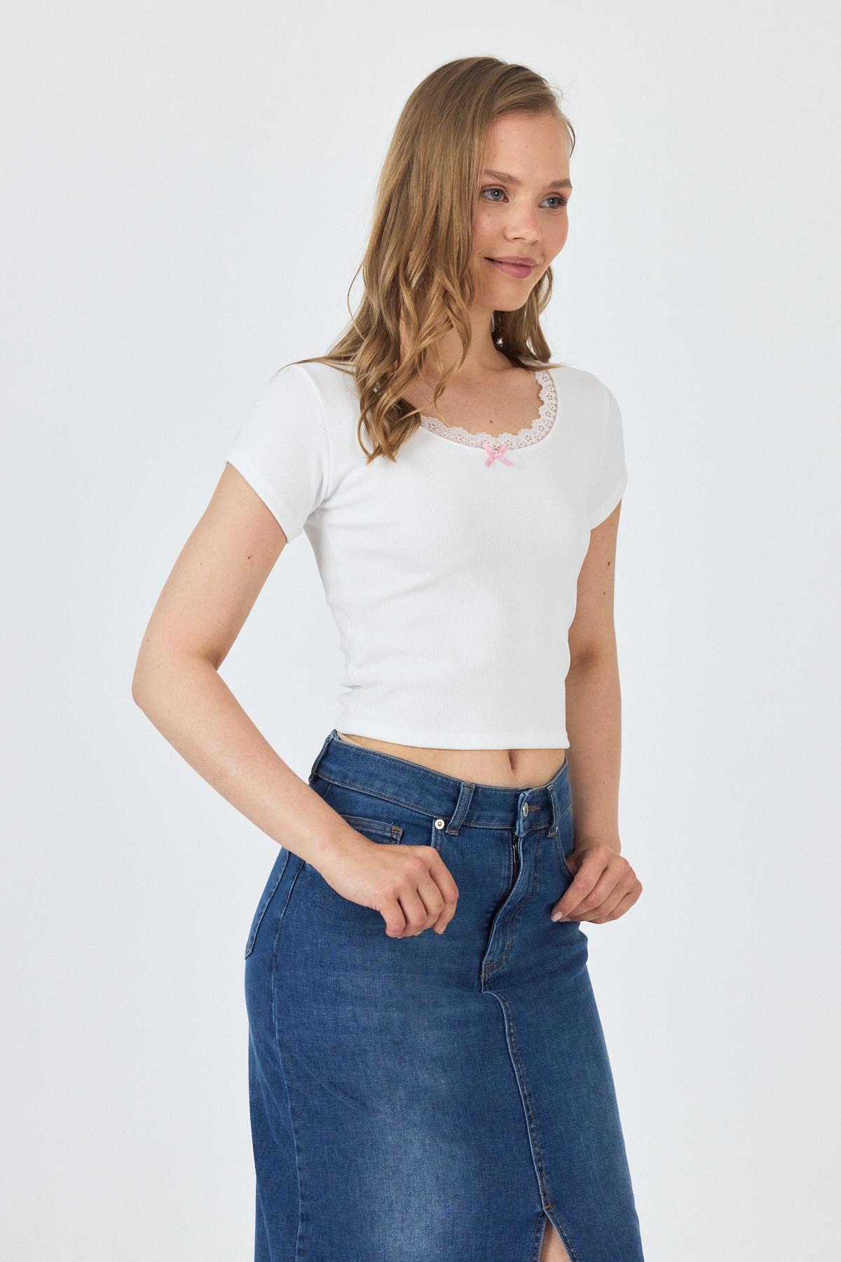 Beyaz Dantel Yaka Fiyonk Detaylı Crop Tişört 2207 - 7