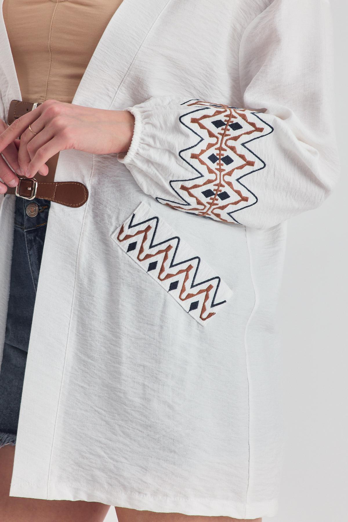 Beyaz Deri Kemer Detaylı Etnik Desenli Kimono 4363A - RAYS