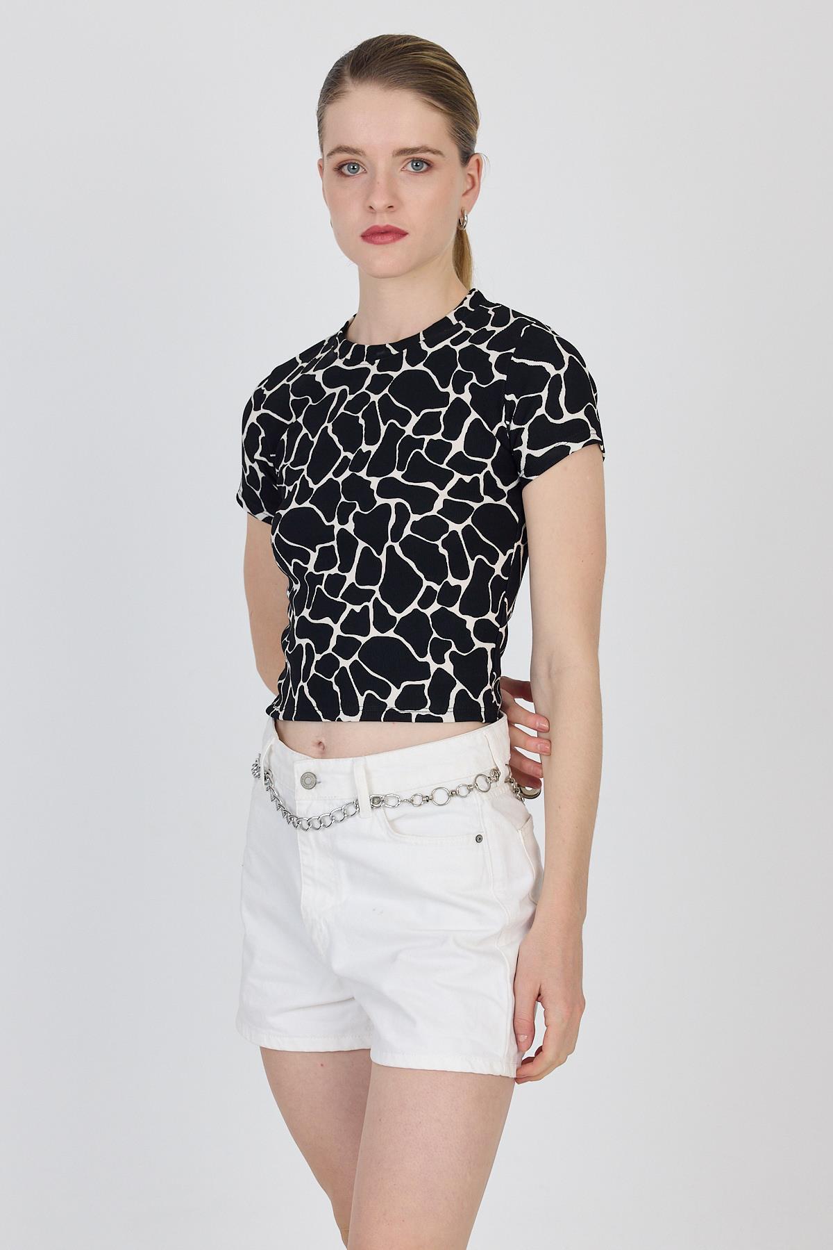 Beyaz Desenli Bisiklet Yaka Kısa Kollu Crop Tişört 1760 - RAYS