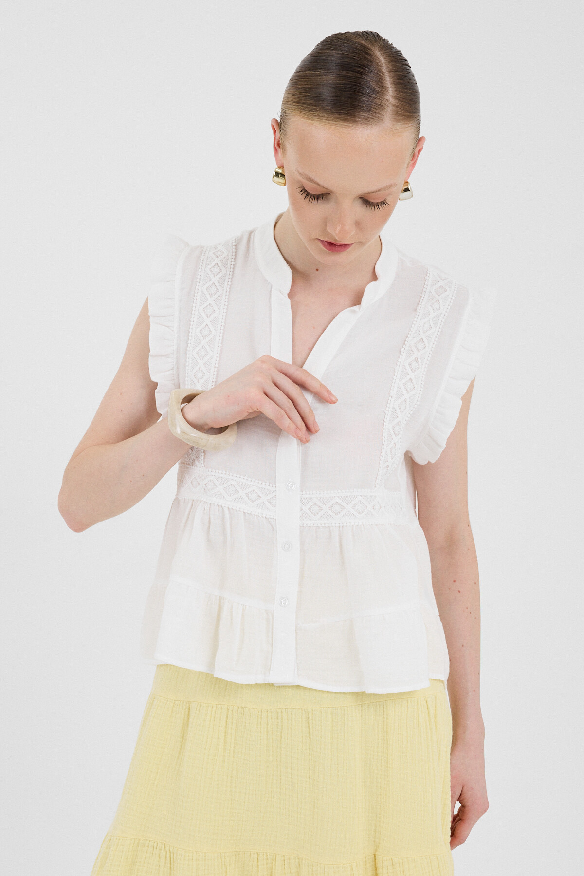 Beyaz Fırfır Kollu Dantel Detaylı %100 Pamuk Müslin Bluz 8039A - 2