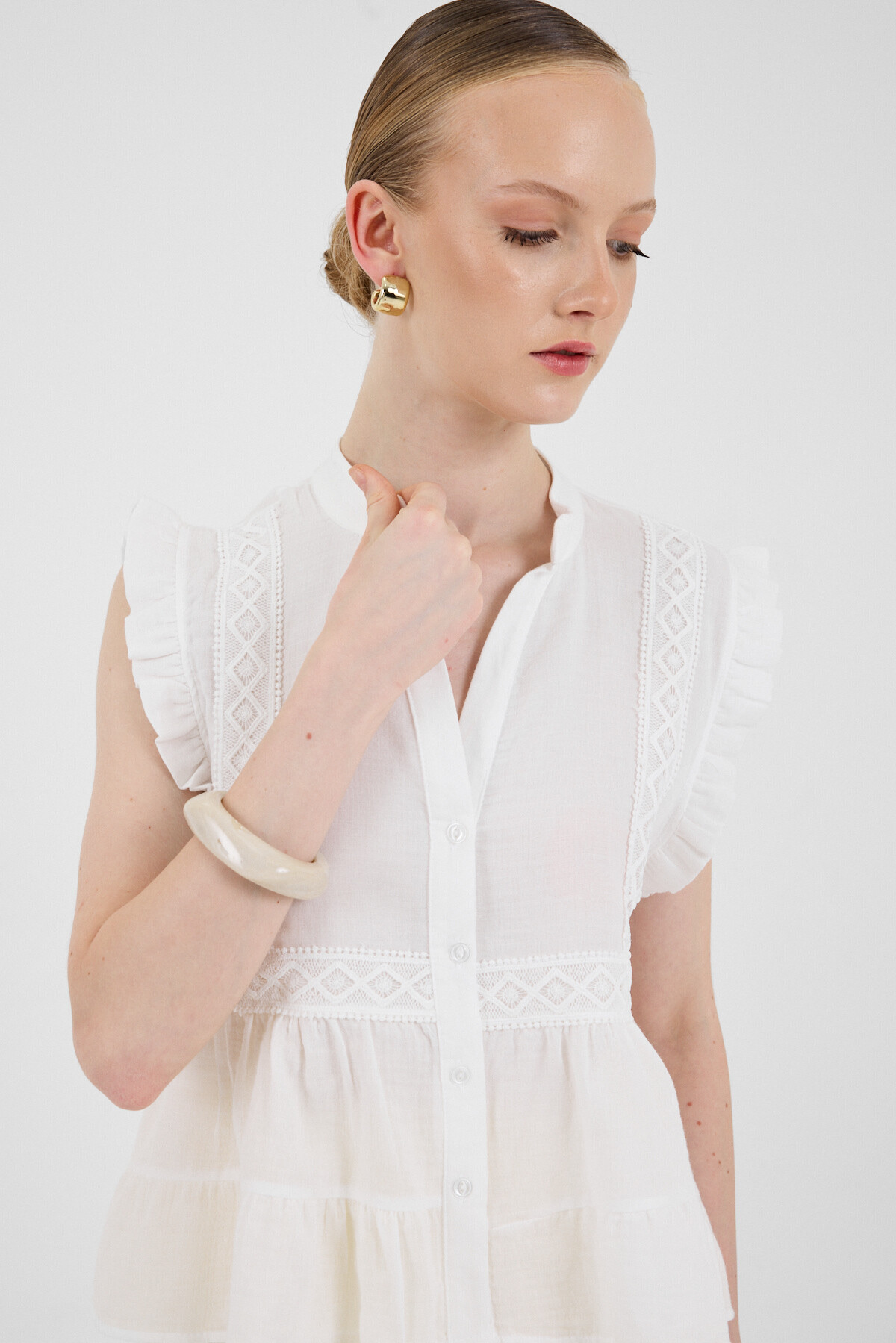 Beyaz Fırfır Kollu Dantel Detaylı %100 Pamuk Müslin Bluz 8039A - 4