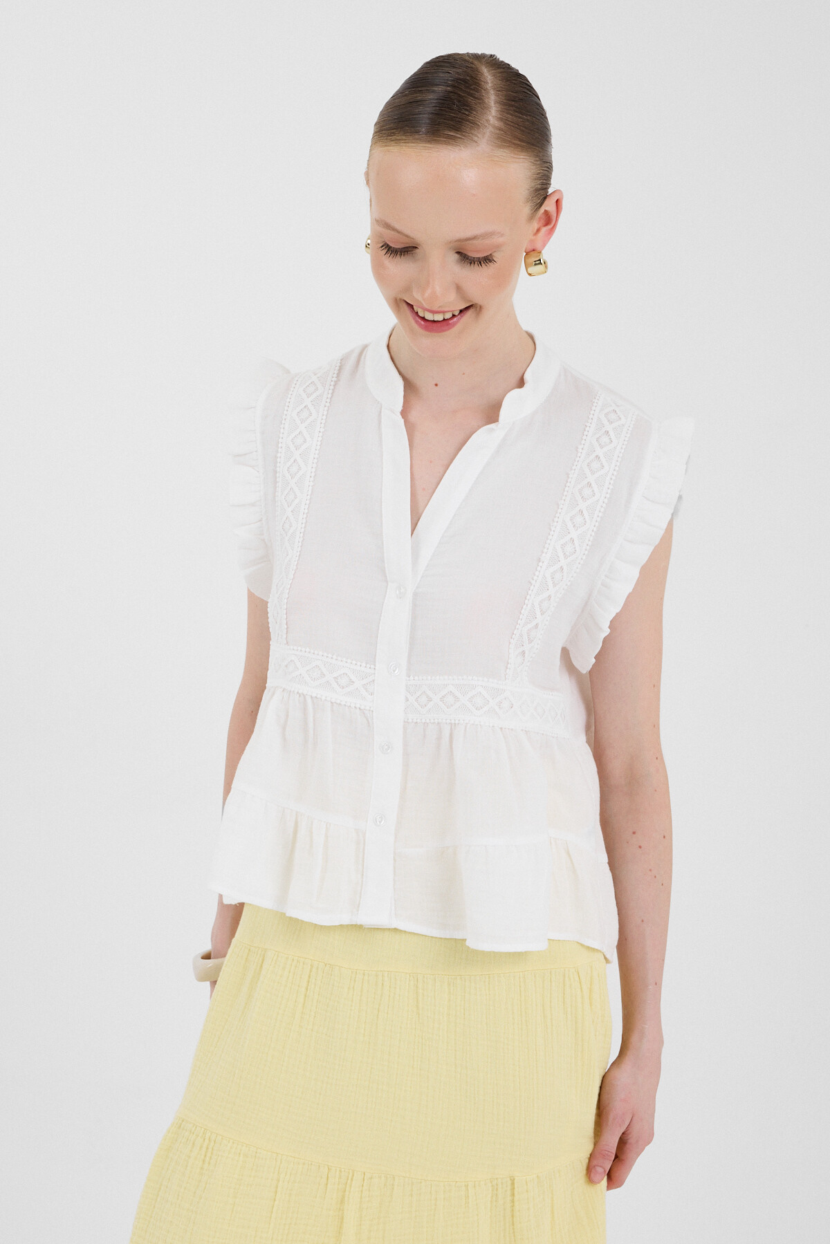 Beyaz Fırfır Kollu Dantel Detaylı %100 Pamuk Müslin Bluz 8039A - 6