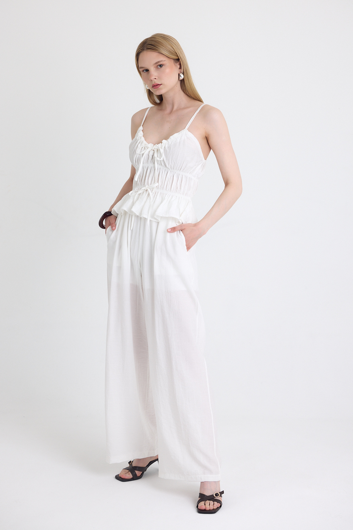 Beyaz Fırfırlı Askılı Bluz ve Geniş Paça Pantolon Takımı 5216 - RAYS