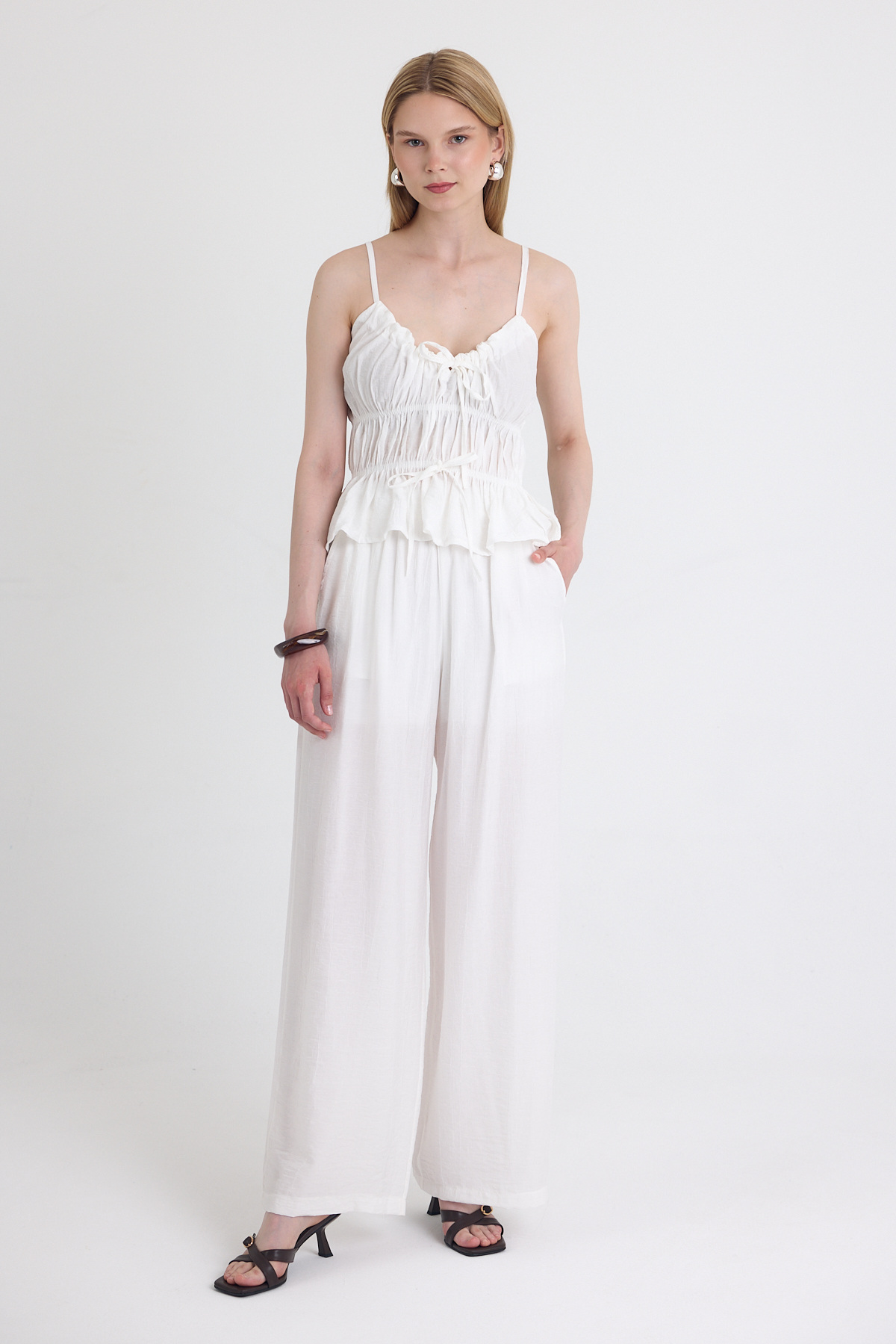 Beyaz Fırfırlı Askılı Bluz ve Geniş Paça Pantolon Takımı 5216 - RAYS