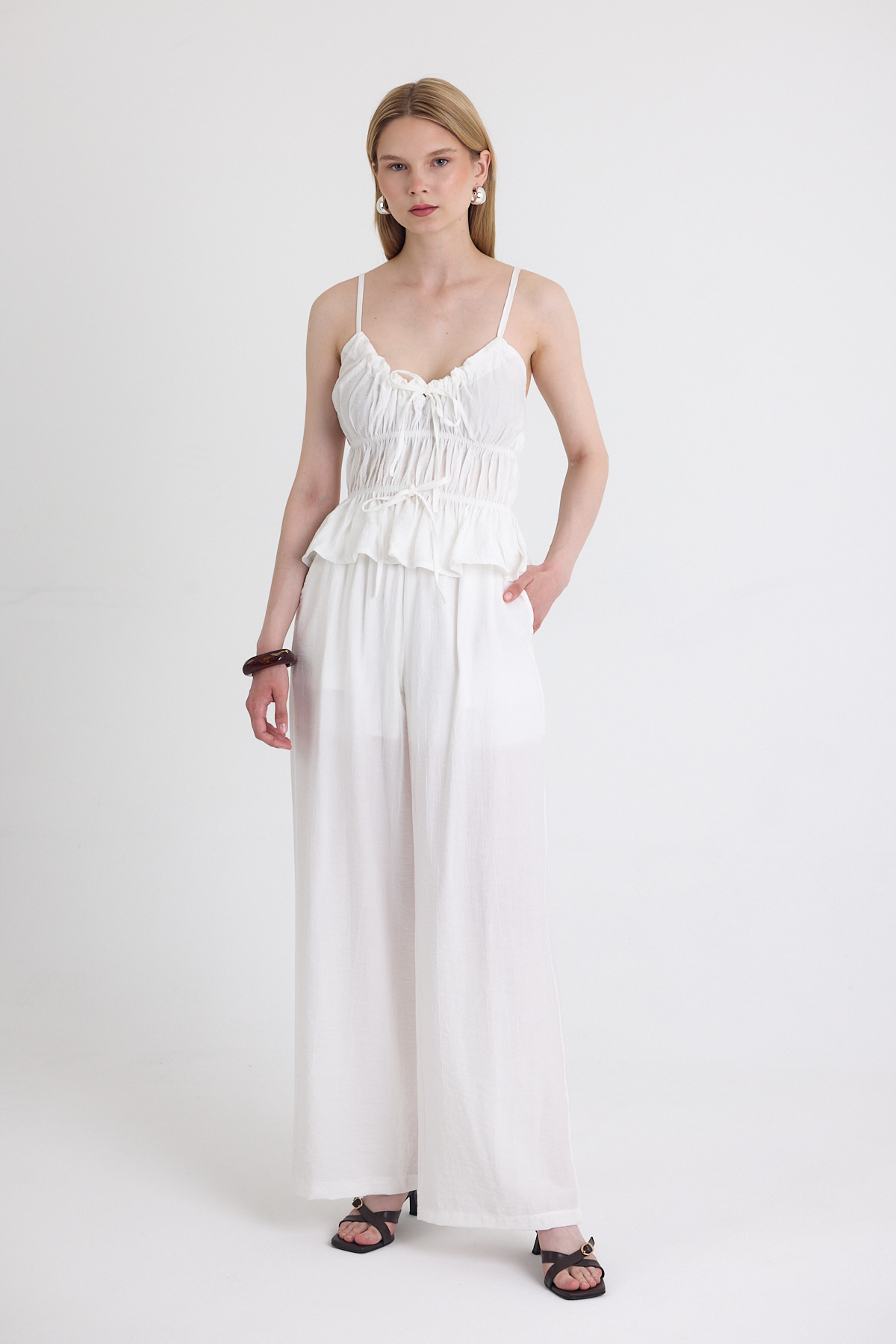 Beyaz Fırfırlı Askılı Bluz ve Geniş Paça Pantolon Takımı 5216 