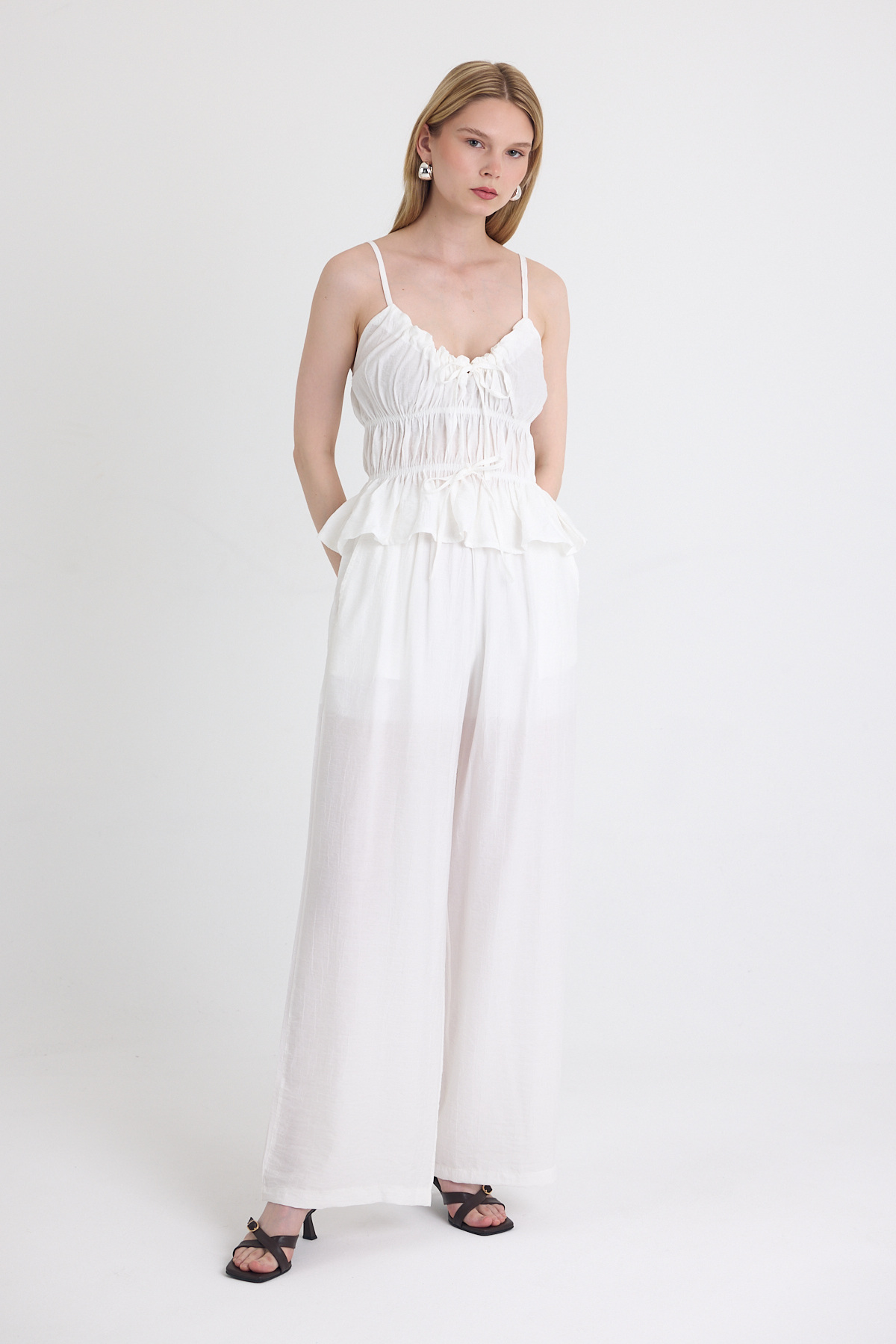 Beyaz Fırfırlı Askılı Bluz ve Geniş Paça Pantolon Takımı 5216 - 6